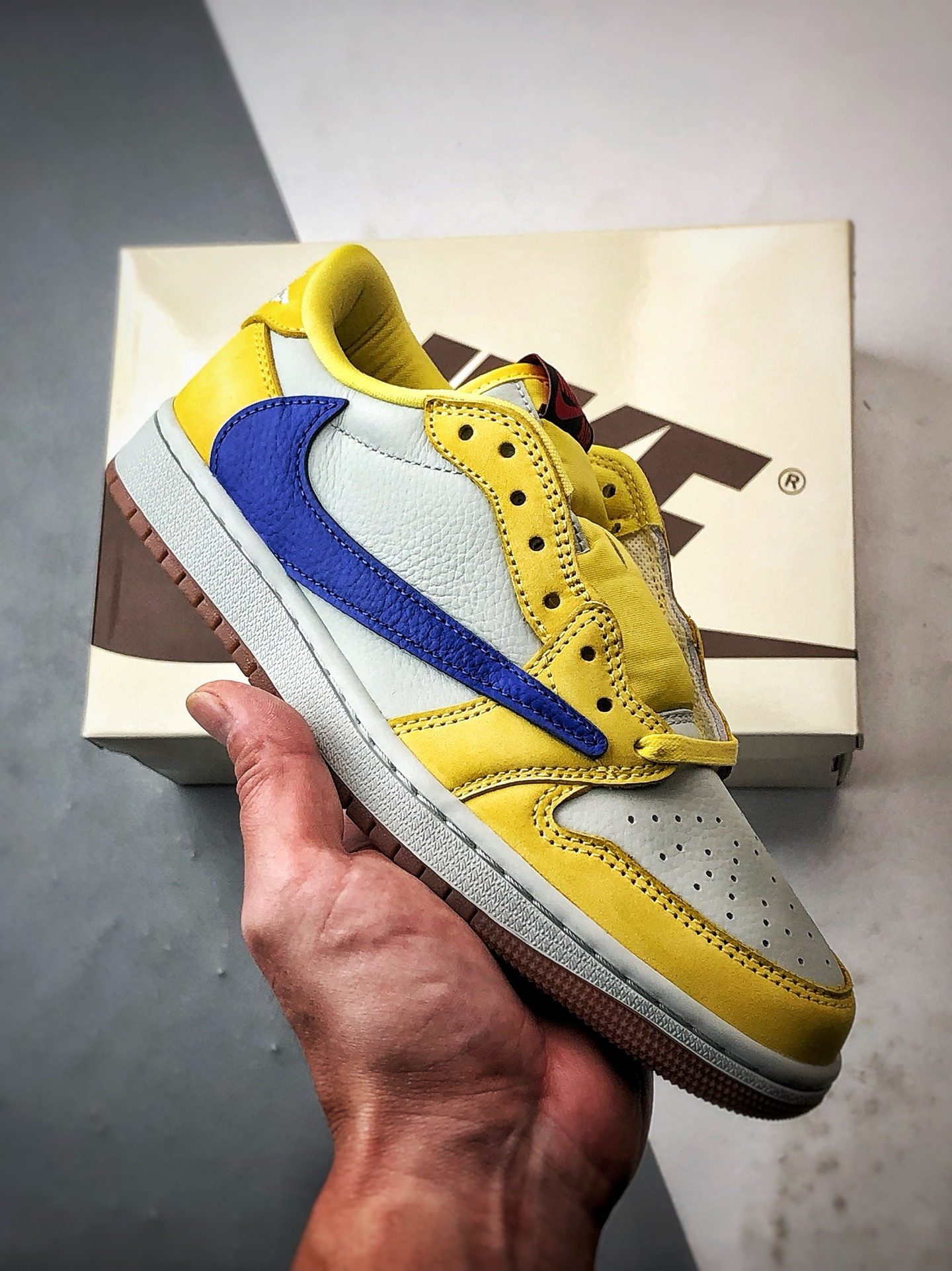 放店💰250
Travis Scott x Air Jordan 1 Low OG
金丝雀黄蓝倒钩 新晋纯原大厂出品
#一针一线真实原数据打版制作 原厂配置 原装批次区别市面 原厂大底磨具真实半码 同步原厂尺码段 原厂Prime Asia贝利进口皮料加持 原盒原配 原厂拉帮工艺 针距密度一致 后跟弧度收口自然不对折 极致一眼正品既视感 进口电脑针车工艺 鞋面清洁度最高QC检验标准 控制溢胶 广东原厂电绣工艺 专供外贸鬼佬 原鞋玩家都懂👊🏻
货号：DZ4137-700
尺码：35.5 36 36.5 37.5 38 38.5 39 40 40.5 41 42 42.5 43 44 44.5 45 46 47.5 48.5
编码#A-C37203