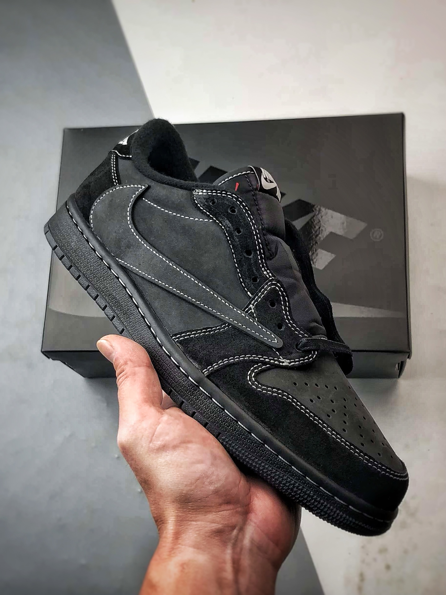 放店💰250
Travis Scott x Air Jordan 1 Low OG
黑武士倒钩 新晋纯原大厂出品
#一针一线真实原数据打版制作 原厂配置 原装批次区别市面 原厂大底磨具真实半码 同步原厂尺码段 原厂Prime Asia贝利进口皮料加持 原盒原配 原厂拉帮工艺 针距密度一致 后跟弧度收口自然不对折 极致一眼正品既视感 进口电脑针车工艺 鞋面清洁度最高QC检验标准 控制溢胶 广东原厂电绣工艺 专供外贸鬼佬 原鞋玩家都懂👊🏻
货号：DM7866-001
尺码：35.5 36 36.5 37.5 38 38.5 39 40 40.5 41 42 42.5 43 44 44.5 45 46 47.5 48.5
编码#A-C37203