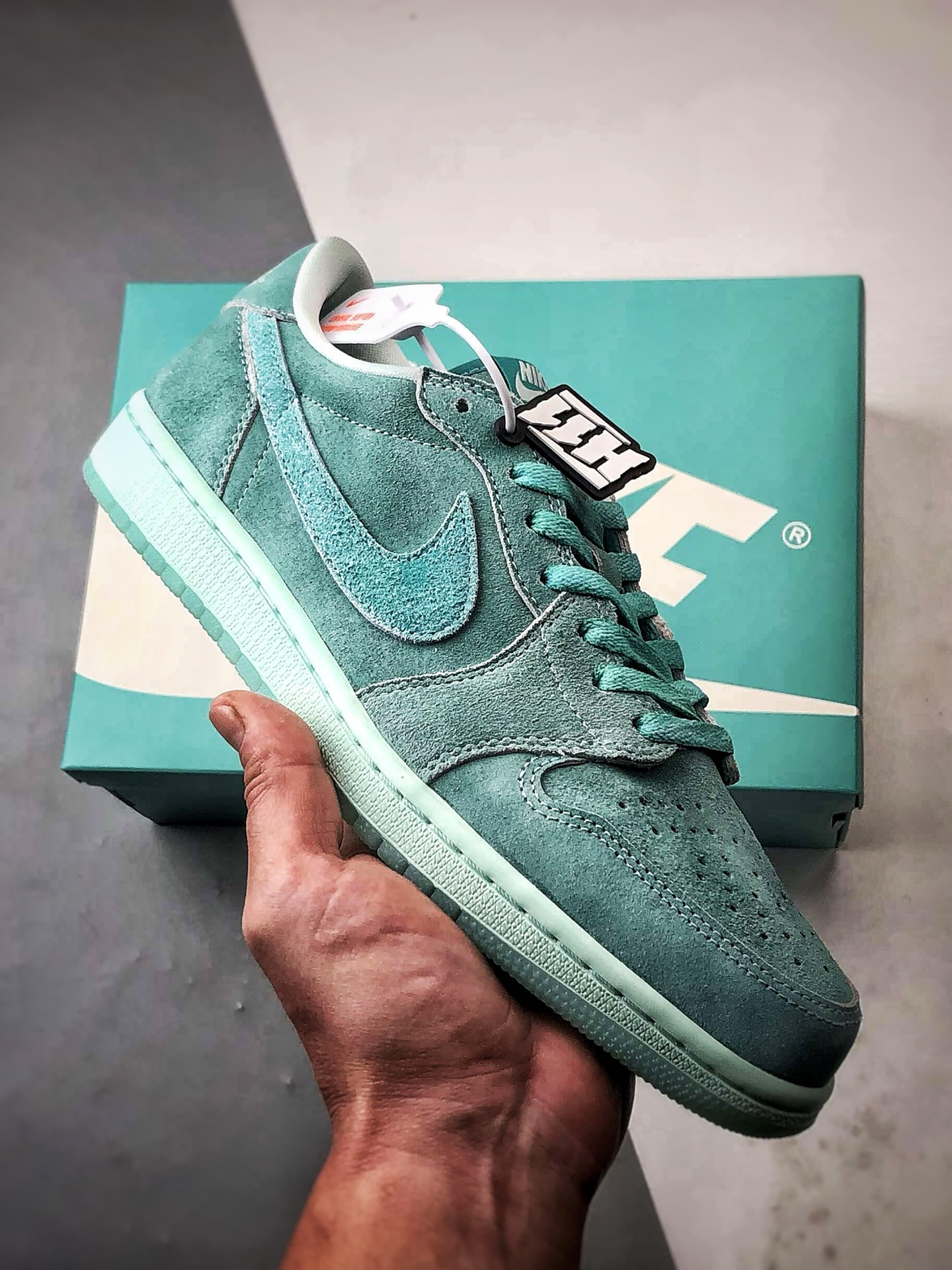 Air Jordan 1 Low 蓝绿色 原楦原纸板全新开发 大厂纯原出品 原鞋比对匹配率98% 极致一眼正品既视感 #Prime Asia原厂皮料 承诺百分百一致原鞋 #飞翼3D高频深度立体 全方位比对原鞋 #原厂模具大底 咬花纹路自行区分市场版本 #鞋盒、防尘纸 均采购来自原厂,手中有原鞋的老铁可放心去对比看看 货号:HQ8111-300 编码#A-B35802