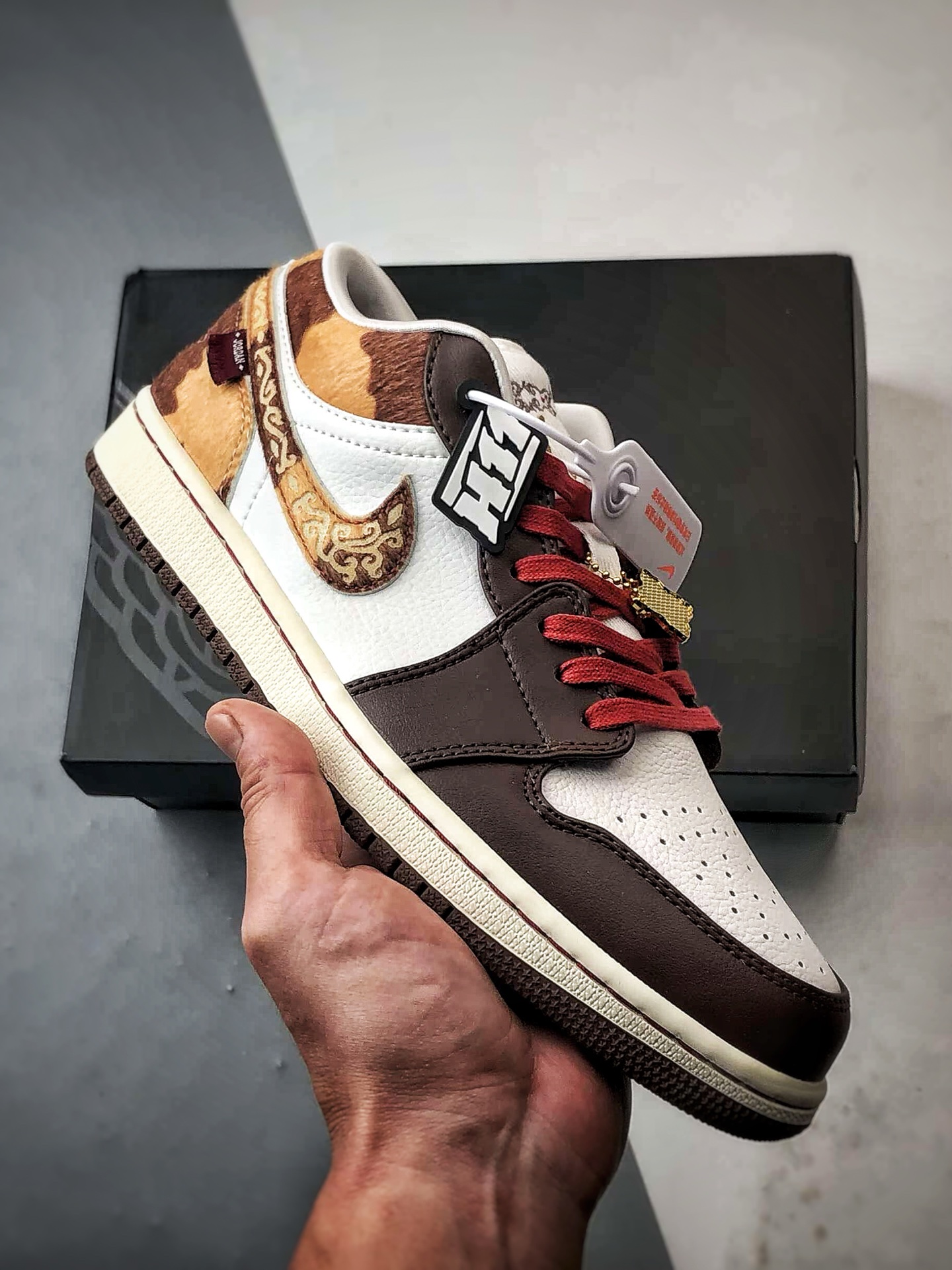 Air Jordan 1 Low 马年限定棕褐色 原楦原纸板全新开发 大厂纯原出品 原鞋比对匹配率98% 极致一眼正品既视感 #Prime Asia原厂皮料 承诺百分百一致原鞋 #飞翼3D高频深度立体 全方位比对原鞋 #原厂模具大底 咬花纹路自行区分市场版本 #鞋盒、防尘纸 均采购来自原厂,手中有原鞋的老铁可放心去对比看看 货号:IQ5321-121 编码#A-B35802