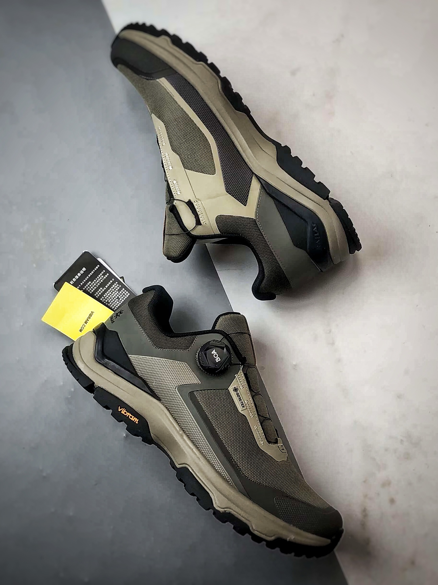 放店💰220
凯乐石KAILAS 界山 GTX BOA 深棕绿
户外低帮防水登山徒步鞋 广东大厂出品
鞋面采用Gore-Tex全袜套防水科技。Eco-Sport轻量中底，减重不减支撑。3D稳定系统，抗扭转强防护。
Vibram大底+仿生齿状设计，防滑耐磨。
Size：38 39 40 41 42 43 44 45
编码#A-C14582