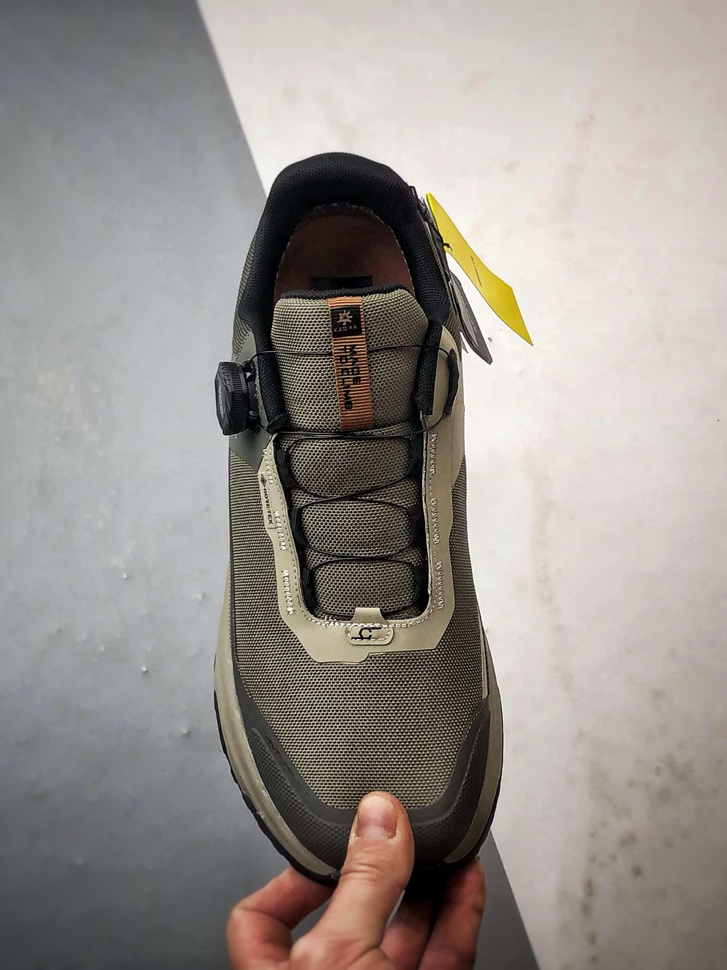 放店💰220
凯乐石KAILAS 界山 GTX BOA 深棕绿
户外低帮防水登山徒步鞋 广东大厂出品
鞋面采用Gore-Tex全袜套防水科技。Eco-Sport轻量中底，减重不减支撑。3D稳定系统，抗扭转强防护。
Vibram大底+仿生齿状设计，防滑耐磨。
Size：38 39 40 41 42 43 44 45
编码#A-C14582