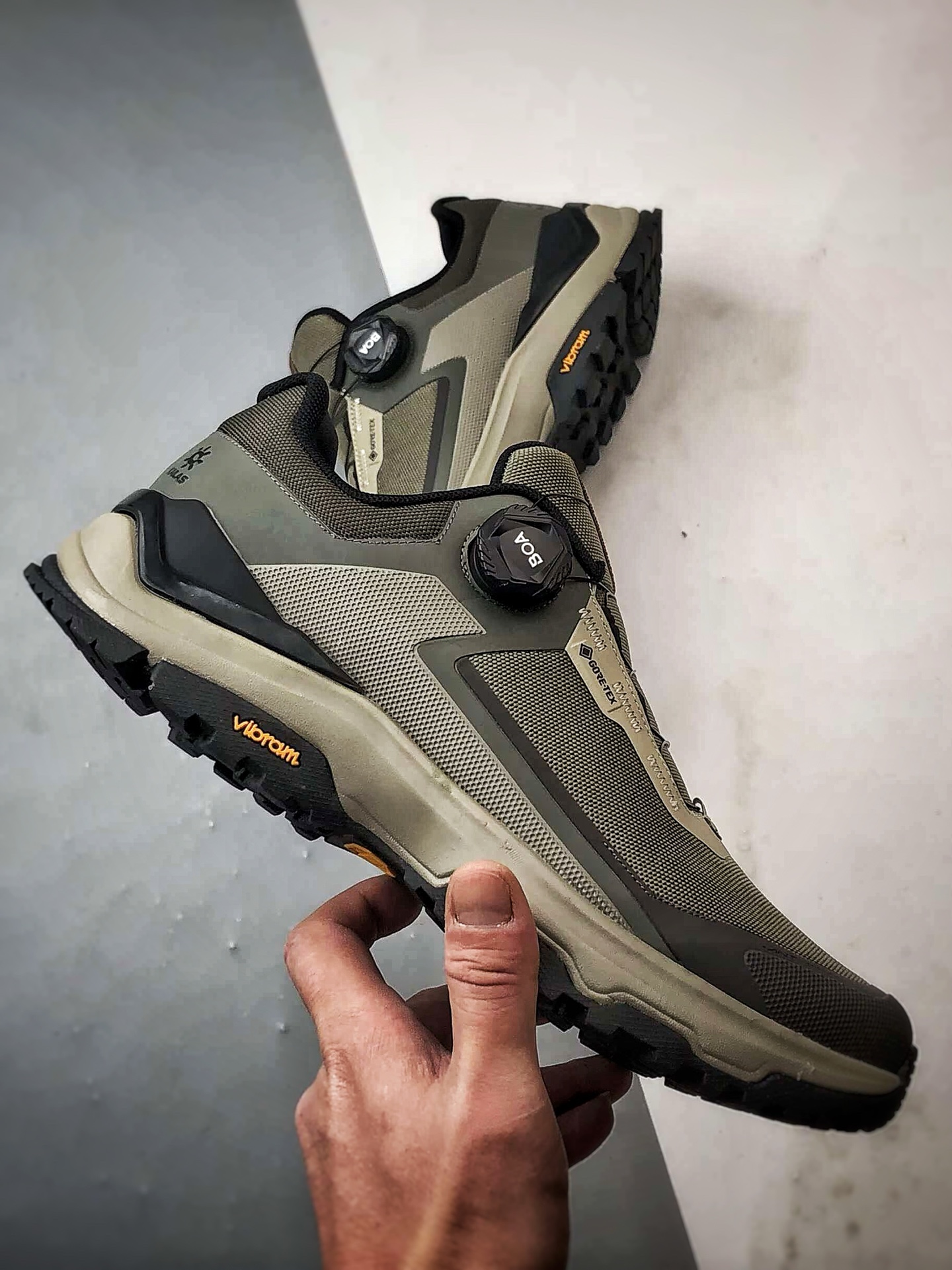 放店💰220
凯乐石KAILAS 界山 GTX BOA 深棕绿
户外低帮防水登山徒步鞋 广东大厂出品
鞋面采用Gore-Tex全袜套防水科技。Eco-Sport轻量中底，减重不减支撑。3D稳定系统，抗扭转强防护。
Vibram大底+仿生齿状设计，防滑耐磨。
Size：38 39 40 41 42 43 44 45
编码#A-C14582