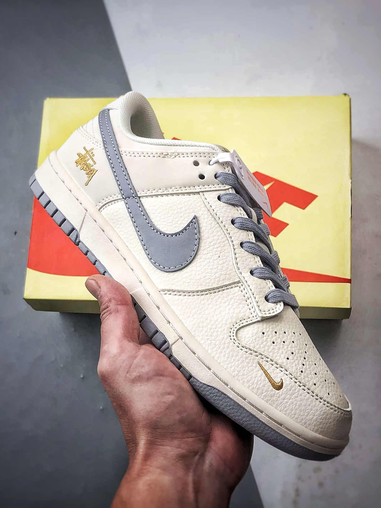 290 NK Dunk Low Retro ”DIY高端定制” 斯图西米白灰小金钩 低帮休闲运动板鞋 JP1648-040-Chinese UA Cheap High Quatity Brand Clothes Bags handbags Sneakers wholesale wholesaler seller from China Factory suppliers Fashion Clothing Shoes best Quality Beautiful Price 290 NK Dunk Low Retro ”DIY高端定制” 斯图西米白灰小金钩 低帮休闲运动板鞋 JP1648-040
