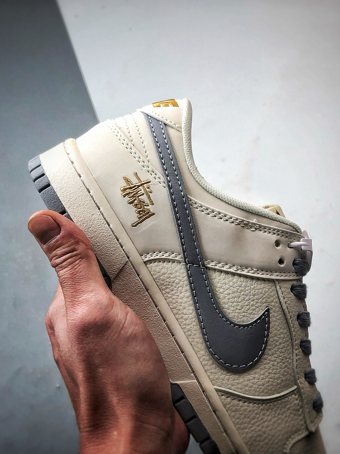290 NK Dunk Low Retro ”DIY高端定制” 斯图西米白灰小金钩 低帮休闲运动板鞋 JP1648-040-Chinese UA Cheap High Quatity Brand Clothes Bags handbags Sneakers wholesale wholesaler seller from China Factory suppliers Fashion Clothing Shoes best Quality Beautiful Price 290 NK Dunk Low Retro ”DIY高端定制” 斯图西米白灰小金钩 低帮休闲运动板鞋 JP1648-040