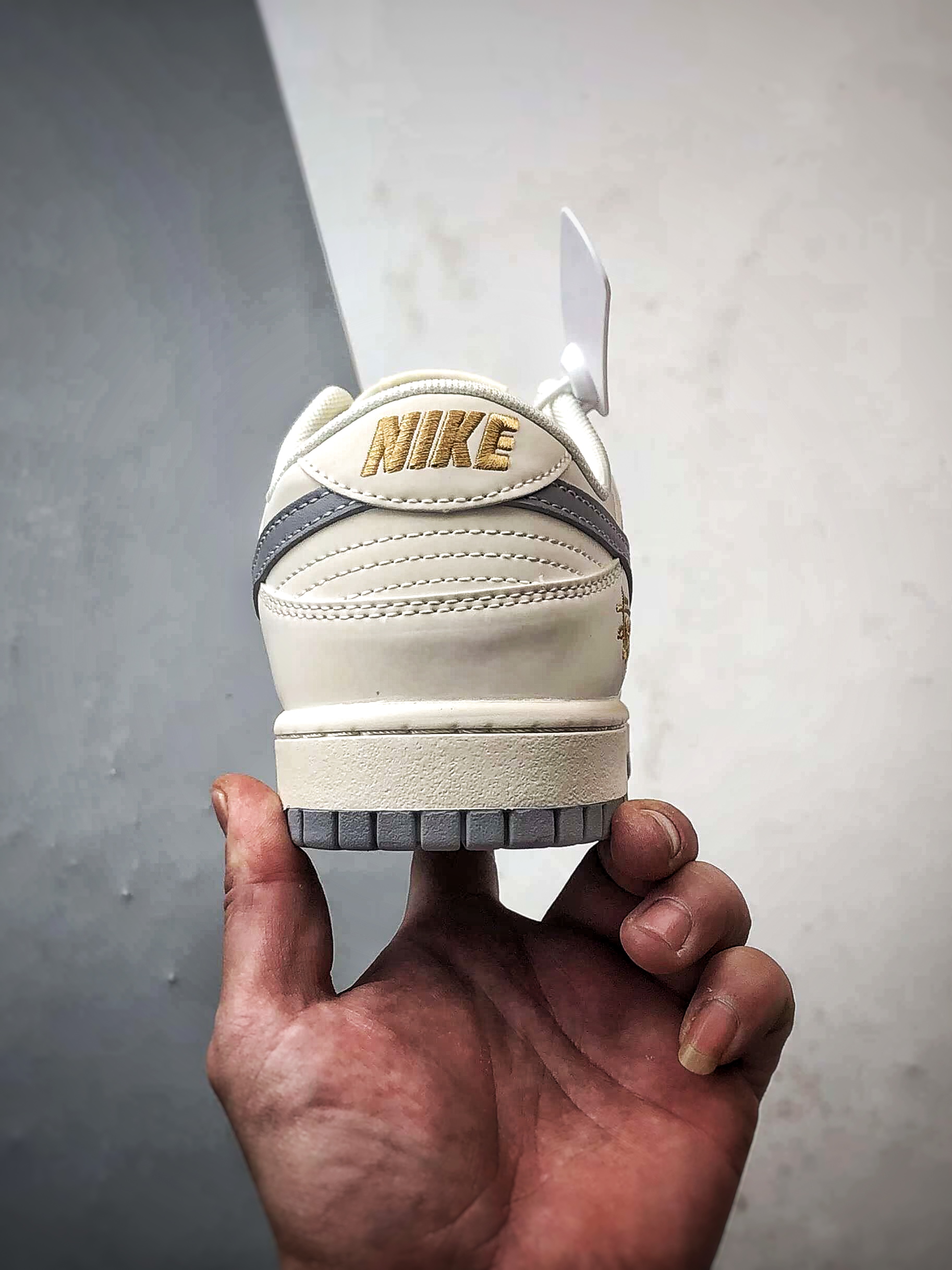 290 NK Dunk Low Retro ”DIY高端定制” 斯图西米白灰小金钩 低帮休闲运动板鞋 JP1648-040-Chinese UA Cheap High Quatity Brand Clothes Bags handbags Sneakers wholesale wholesaler seller from China Factory suppliers Fashion Clothing Shoes best Quality Beautiful Price 290 NK Dunk Low Retro ”DIY高端定制” 斯图西米白灰小金钩 低帮休闲运动板鞋 JP1648-040