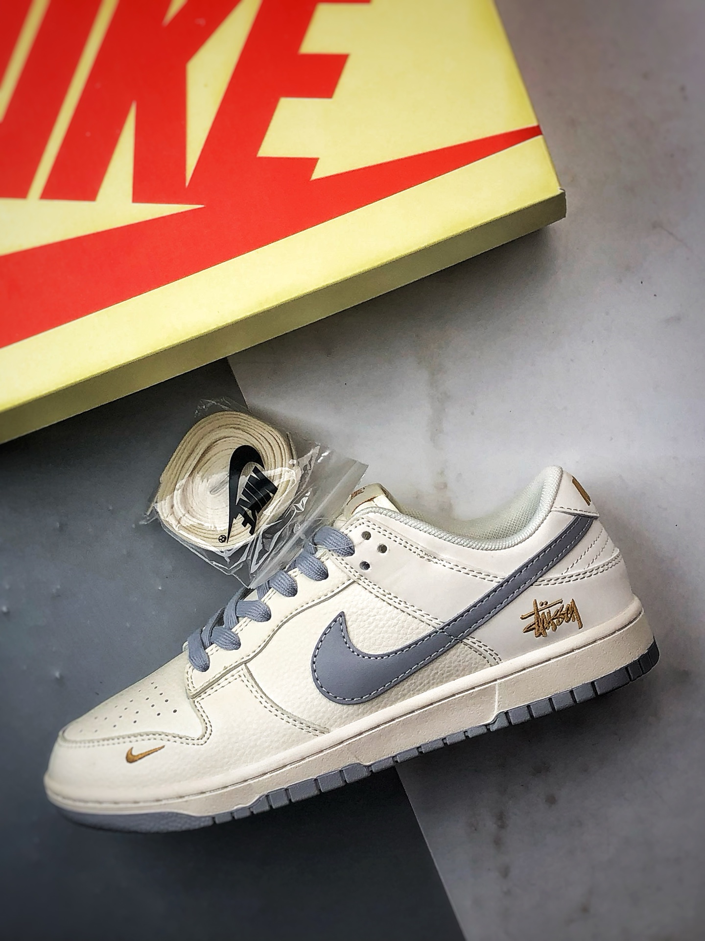 290 NK Dunk Low Retro ”DIY高端定制” 斯图西米白灰小金钩 低帮休闲运动板鞋 JP1648-040-Chinese UA Cheap High Quatity Brand Clothes Bags handbags Sneakers wholesale wholesaler seller from China Factory suppliers Fashion Clothing Shoes best Quality Beautiful Price 290 NK Dunk Low Retro ”DIY高端定制” 斯图西米白灰小金钩 低帮休闲运动板鞋 JP1648-040