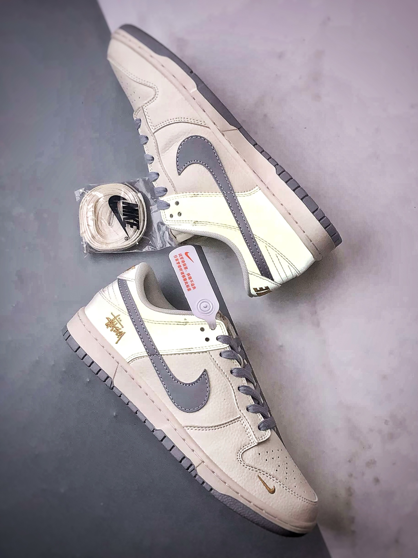 290 NK Dunk Low Retro ”DIY高端定制” 斯图西米白灰小金钩 低帮休闲运动板鞋 JP1648-040-Chinese UA Cheap High Quatity Brand Clothes Bags handbags Sneakers wholesale wholesaler seller from China Factory suppliers Fashion Clothing Shoes best Quality Beautiful Price 290 NK Dunk Low Retro ”DIY高端定制” 斯图西米白灰小金钩 低帮休闲运动板鞋 JP1648-040