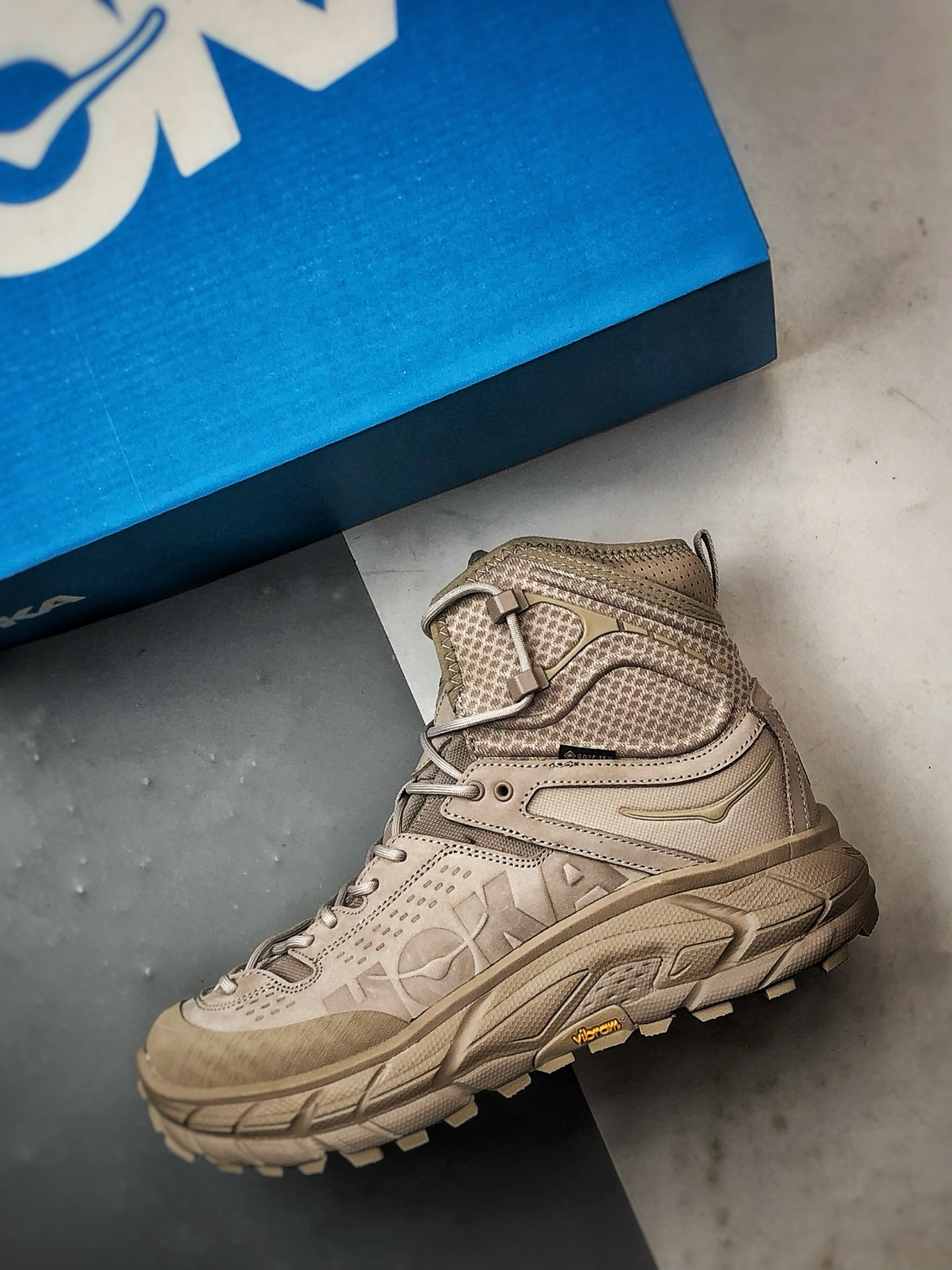 470 Hoka One One Tor Uitra High 米灰色 托亚潮流户外高帮越野登山功能鞋 1129958-STPST-Chinese UA Cheap High Quatity Brand Clothes Bags handbags Sneakers wholesale wholesaler seller from China Factory suppliers Fashion Clothing Shoes best Quality Beautiful Price 470 Hoka One One Tor Uitra High 米灰色 托亚潮流户外高帮越野登山功能鞋 1129958-STPST