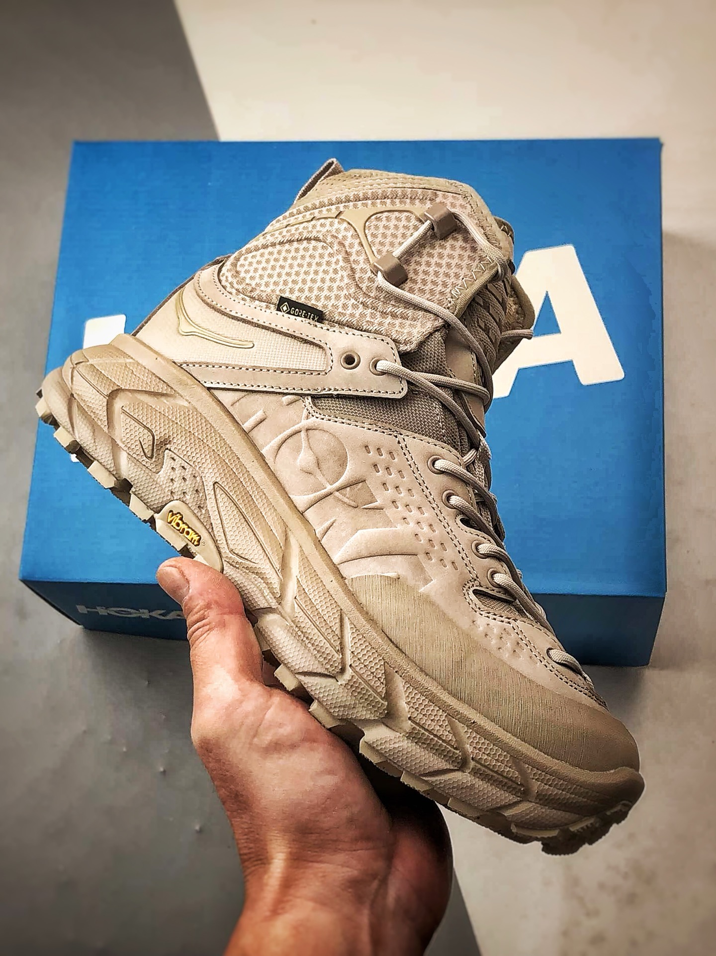 470 Hoka One One Tor Uitra High 米灰色 托亚潮流户外高帮越野登山功能鞋 1129958-STPST-Chinese UA Cheap High Quatity Brand Clothes Bags handbags Sneakers wholesale wholesaler seller from China Factory suppliers Fashion Clothing Shoes best Quality Beautiful Price 470 Hoka One One Tor Uitra High 米灰色 托亚潮流户外高帮越野登山功能鞋 1129958-STPST