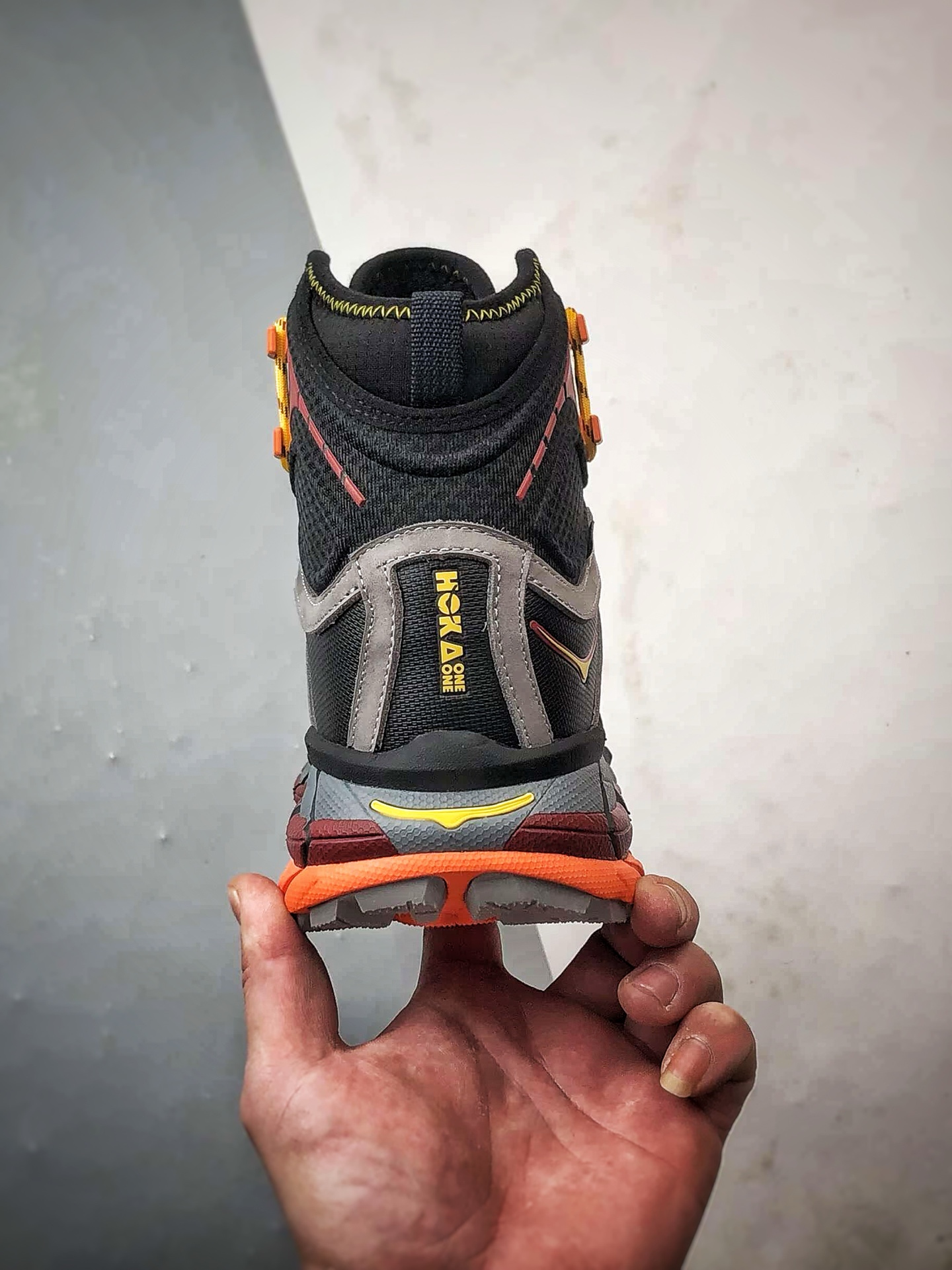 470 Hoka One One Tor Uitra High 黑灰红 托亚潮流户外高帮越野登山功能鞋 1129958-BCPPP