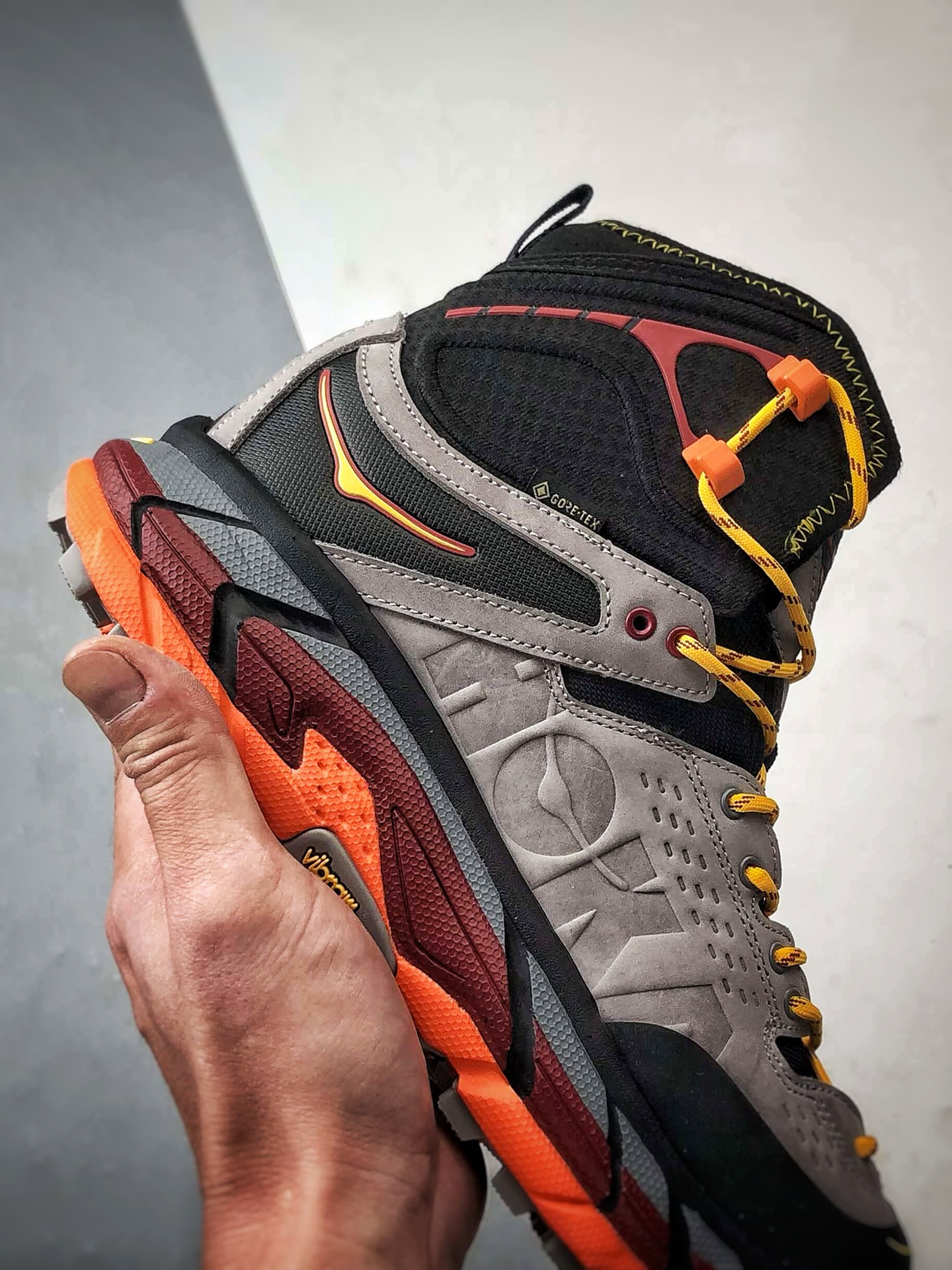 470 Hoka One One Tor Uitra High 黑灰红 托亚潮流户外高帮越野登山功能鞋 1129958-BCPPP