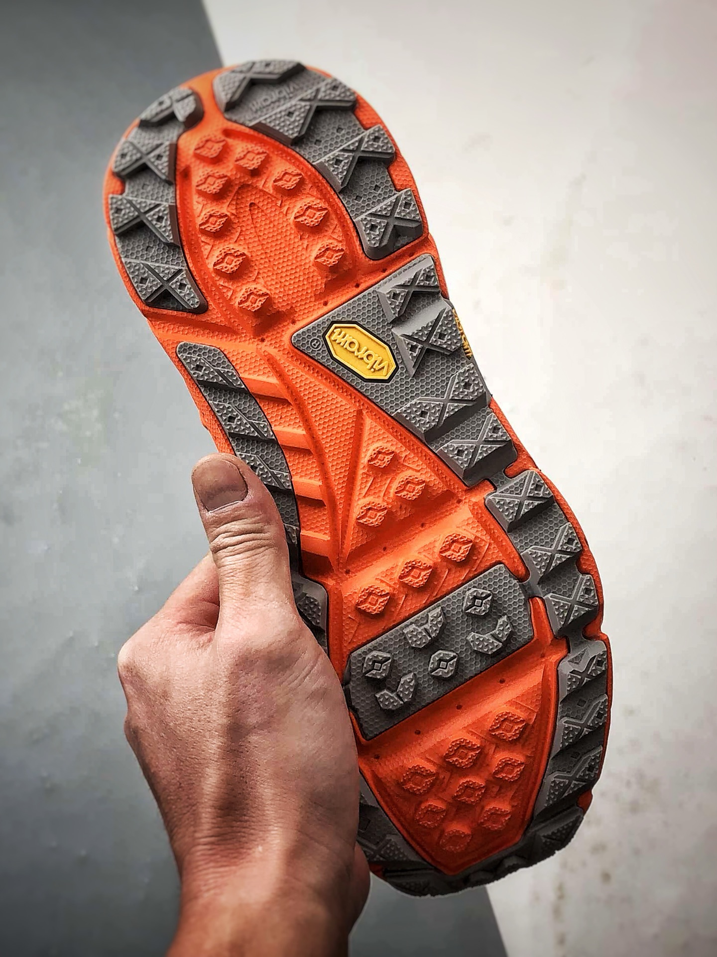 470 Hoka One One Tor Uitra High 黑灰红 托亚潮流户外高帮越野登山功能鞋 1129958-BCPPP