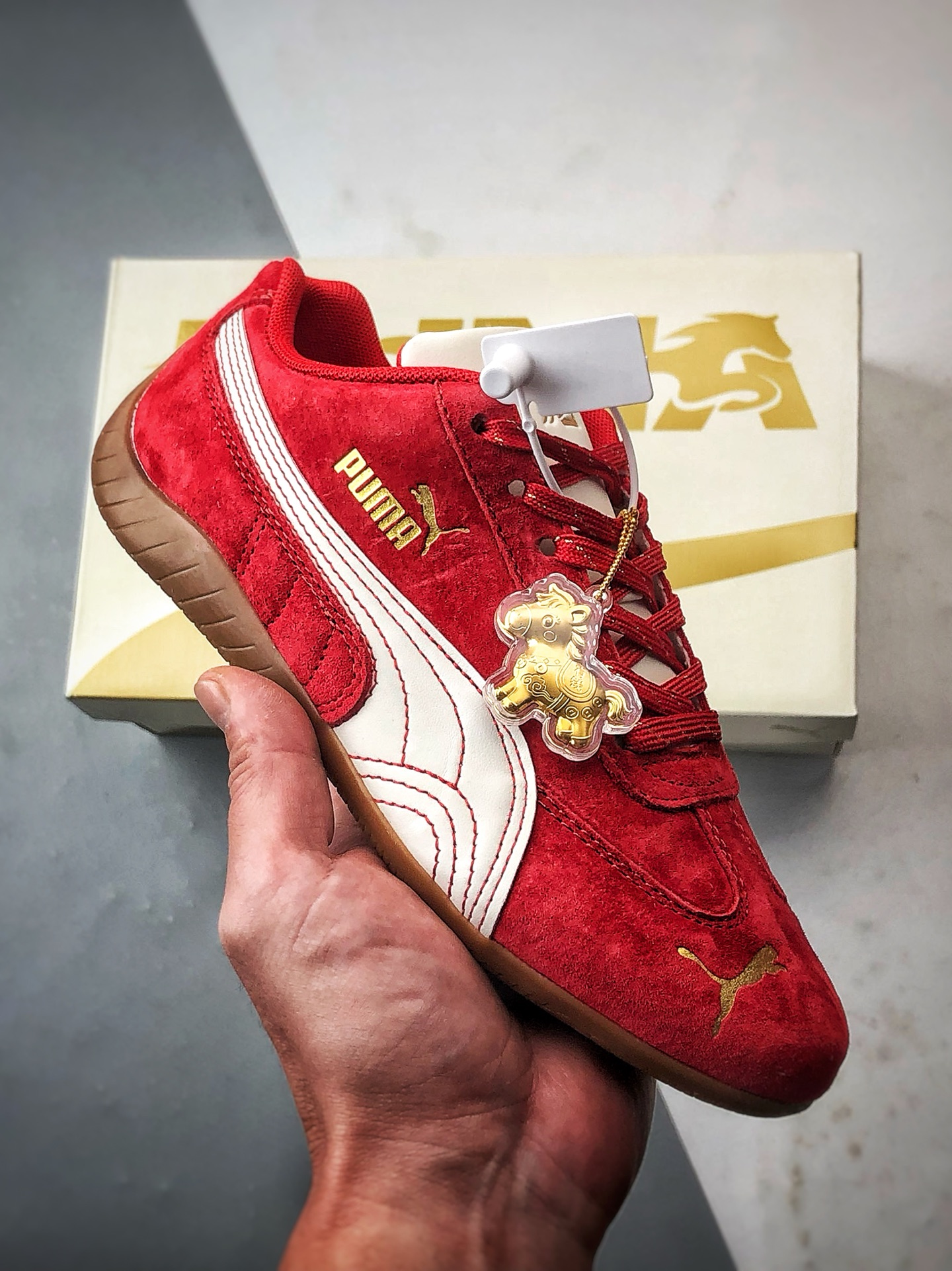 180 Puma Speedcet CNY 马年红白金 彪马薄底德迅复古运动休闲赛车跑鞋 408848-01-Chinese UA Cheap High Quatity Brand Clothes Bags handbags Sneakers wholesale wholesaler seller from China Factory suppliers Fashion Clothing Shoes best Quality Beautiful Price 180 Puma Speedcet CNY 马年红白金 彪马薄底德迅复古运动休闲赛车跑鞋 408848-01