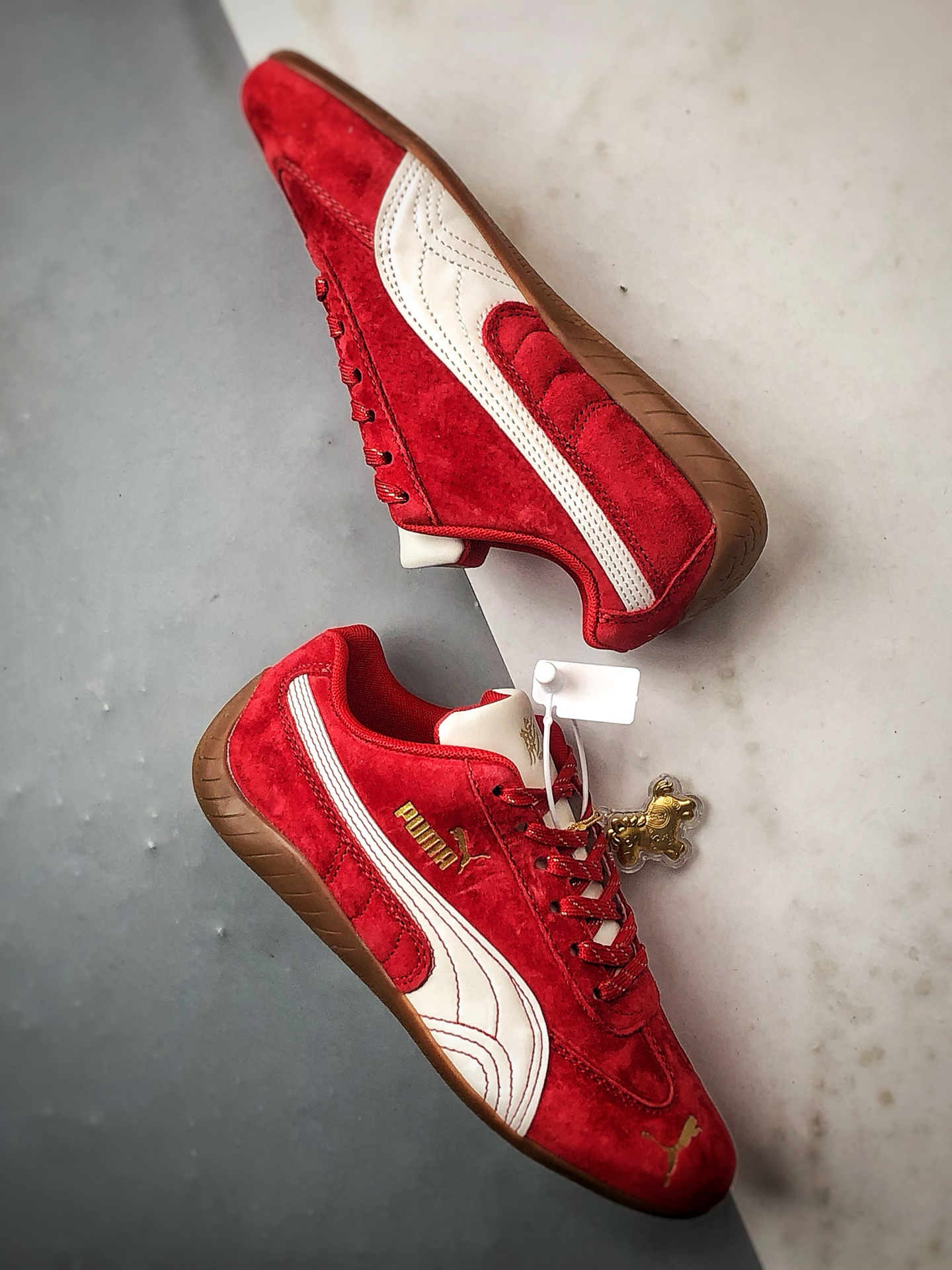 180 Puma Speedcet CNY 马年红白金 彪马薄底德迅复古运动休闲赛车跑鞋 408848-01-Chinese UA Cheap High Quatity Brand Clothes Bags handbags Sneakers wholesale wholesaler seller from China Factory suppliers Fashion Clothing Shoes best Quality Beautiful Price 180 Puma Speedcet CNY 马年红白金 彪马薄底德迅复古运动休闲赛车跑鞋 408848-01