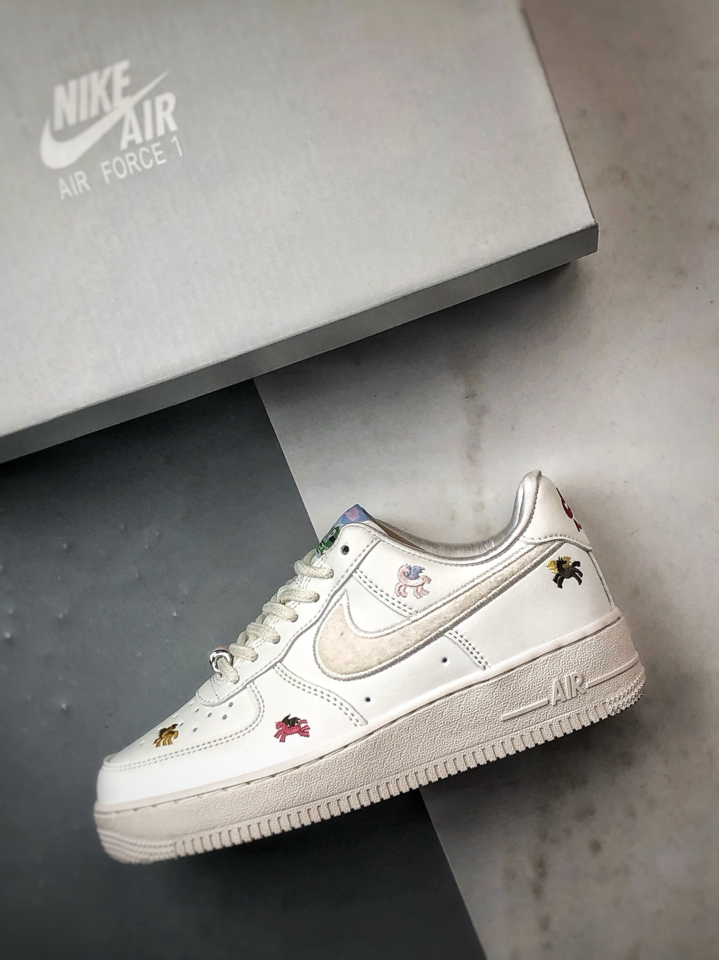 220 Air Force 1 '07 Low 马年限定白色 IQ1143-100
