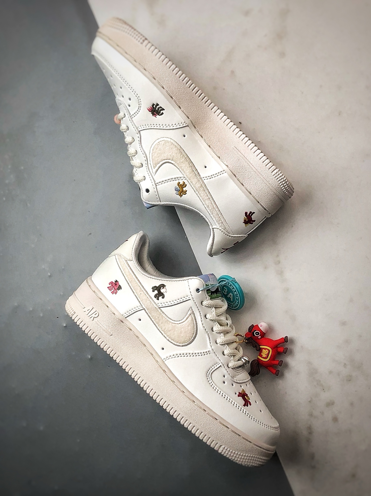 220 Air Force 1 '07 Low 马年限定白色 IQ1143-100