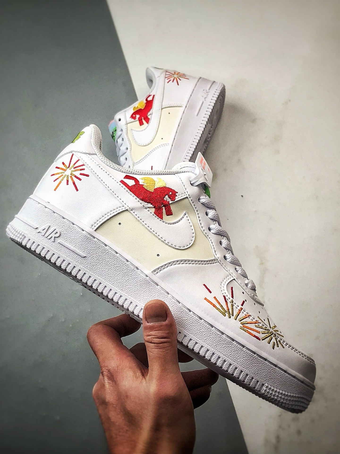 230 Air Force 1 '07 Low 马年烟花刺绣白色 IQ1133-111-Chinese UA Cheap High Quatity Brand Clothes Bags handbags Sneakers wholesale wholesaler seller from China Factory suppliers Fashion Clothing Shoes best Quality Beautiful Price 230 Air Force 1 '07 Low 马年烟花刺绣白色 IQ1133-111