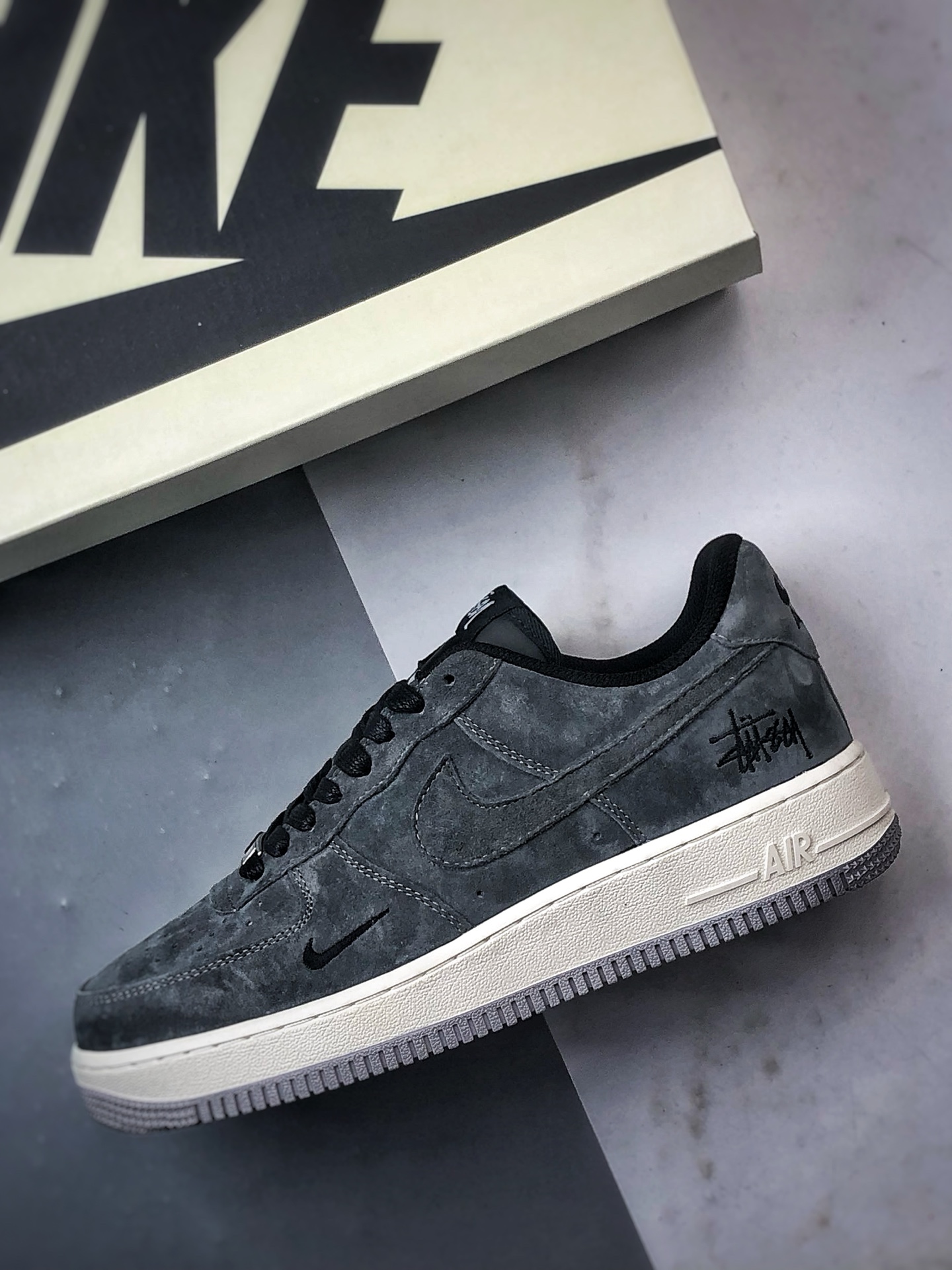 280 Stussy x Air Force 1 Low 猪八碳灰 DV5477-401