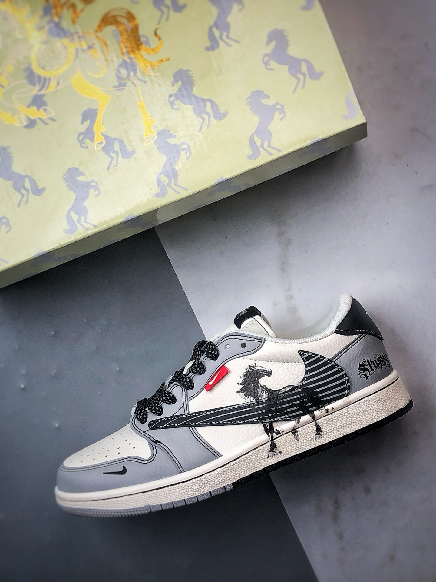 290 Air Jordan 1 Low ”高端定制” 斯图西马年涂鸦米灰黑倒钩 JJ3508-550-Chinese UA Cheap High Quatity Brand Clothes Bags handbags Sneakers wholesale wholesaler seller from China Factory suppliers Fashion Clothing Shoes best Quality Beautiful Price 290 Air Jordan 1 Low ”高端定制” 斯图西马年涂鸦米灰黑倒钩 JJ3508-550
