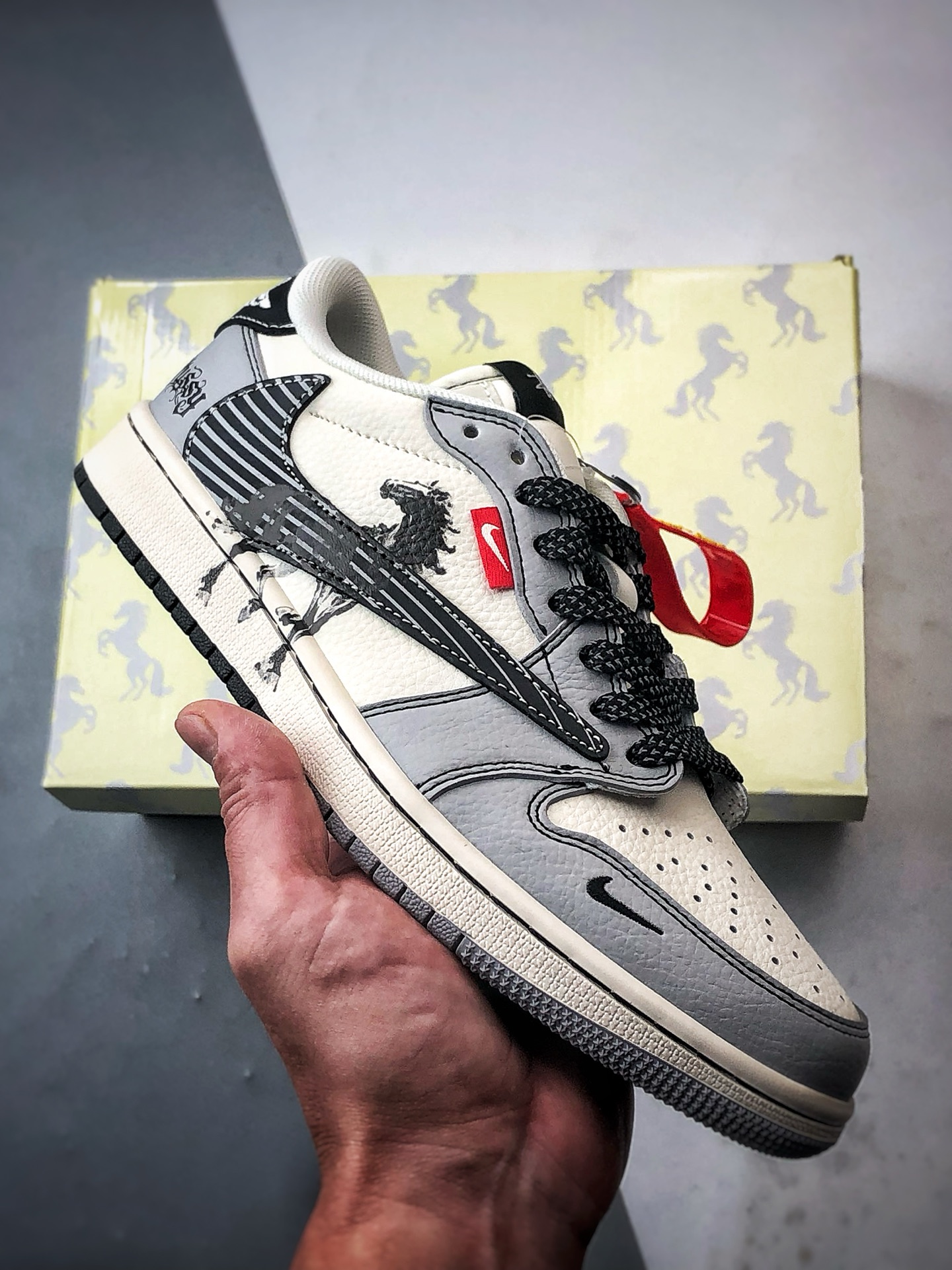 290 Air Jordan 1 Low ”高端定制” 斯图西马年涂鸦米灰黑倒钩 JJ3508-550-Chinese UA Cheap High Quatity Brand Clothes Bags handbags Sneakers wholesale wholesaler seller from China Factory suppliers Fashion Clothing Shoes best Quality Beautiful Price 290 Air Jordan 1 Low ”高端定制” 斯图西马年涂鸦米灰黑倒钩 JJ3508-550