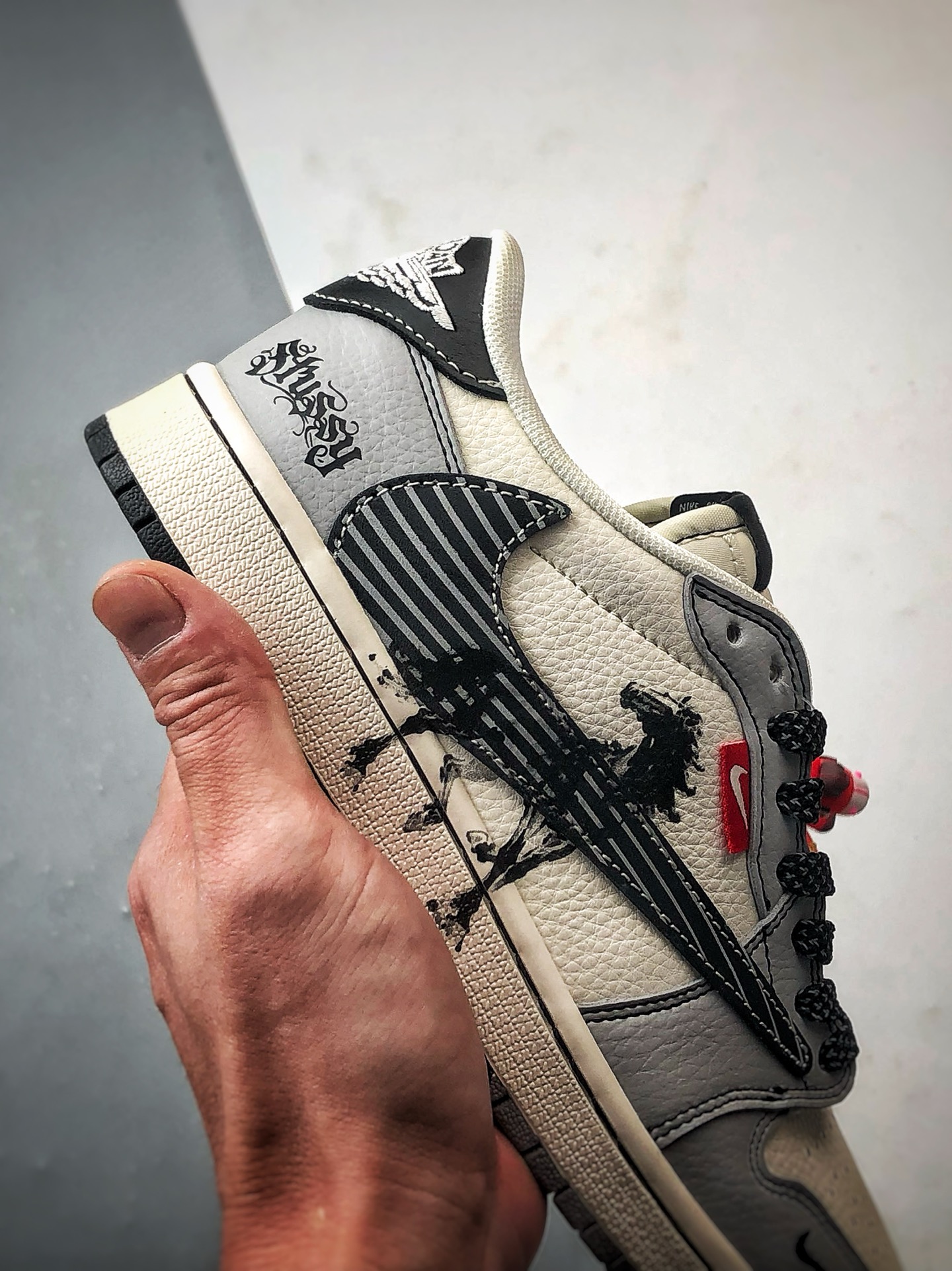 290 Air Jordan 1 Low ”高端定制” 斯图西马年涂鸦米灰黑倒钩 JJ3508-550-Chinese UA Cheap High Quatity Brand Clothes Bags handbags Sneakers wholesale wholesaler seller from China Factory suppliers Fashion Clothing Shoes best Quality Beautiful Price 290 Air Jordan 1 Low ”高端定制” 斯图西马年涂鸦米灰黑倒钩 JJ3508-550