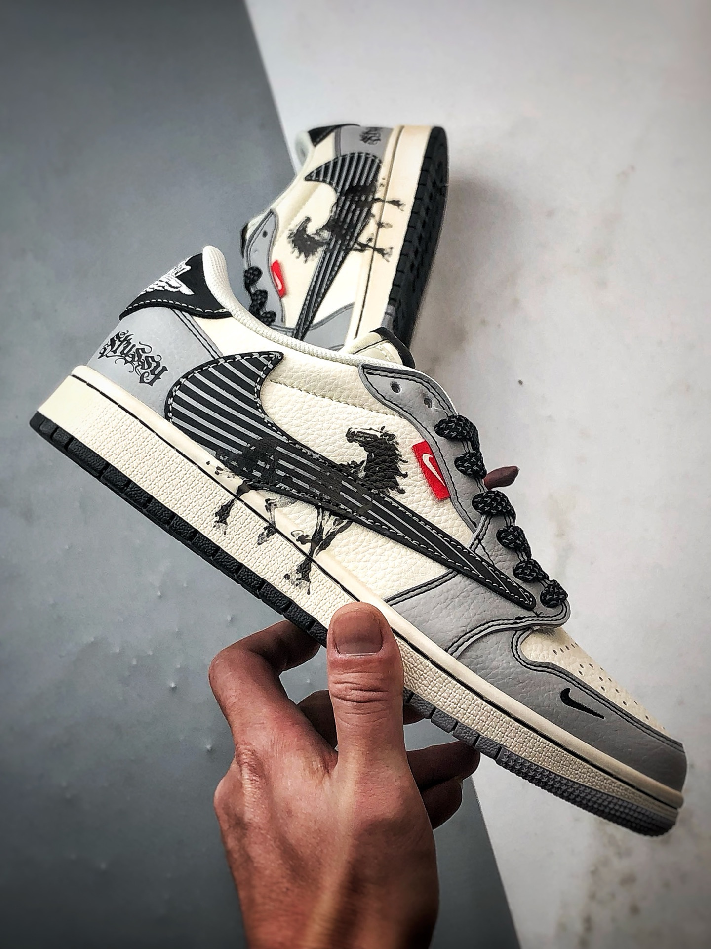 290 Air Jordan 1 Low ”高端定制” 斯图西马年涂鸦米灰黑倒钩 JJ3508-550-Chinese UA Cheap High Quatity Brand Clothes Bags handbags Sneakers wholesale wholesaler seller from China Factory suppliers Fashion Clothing Shoes best Quality Beautiful Price 290 Air Jordan 1 Low ”高端定制” 斯图西马年涂鸦米灰黑倒钩 JJ3508-550