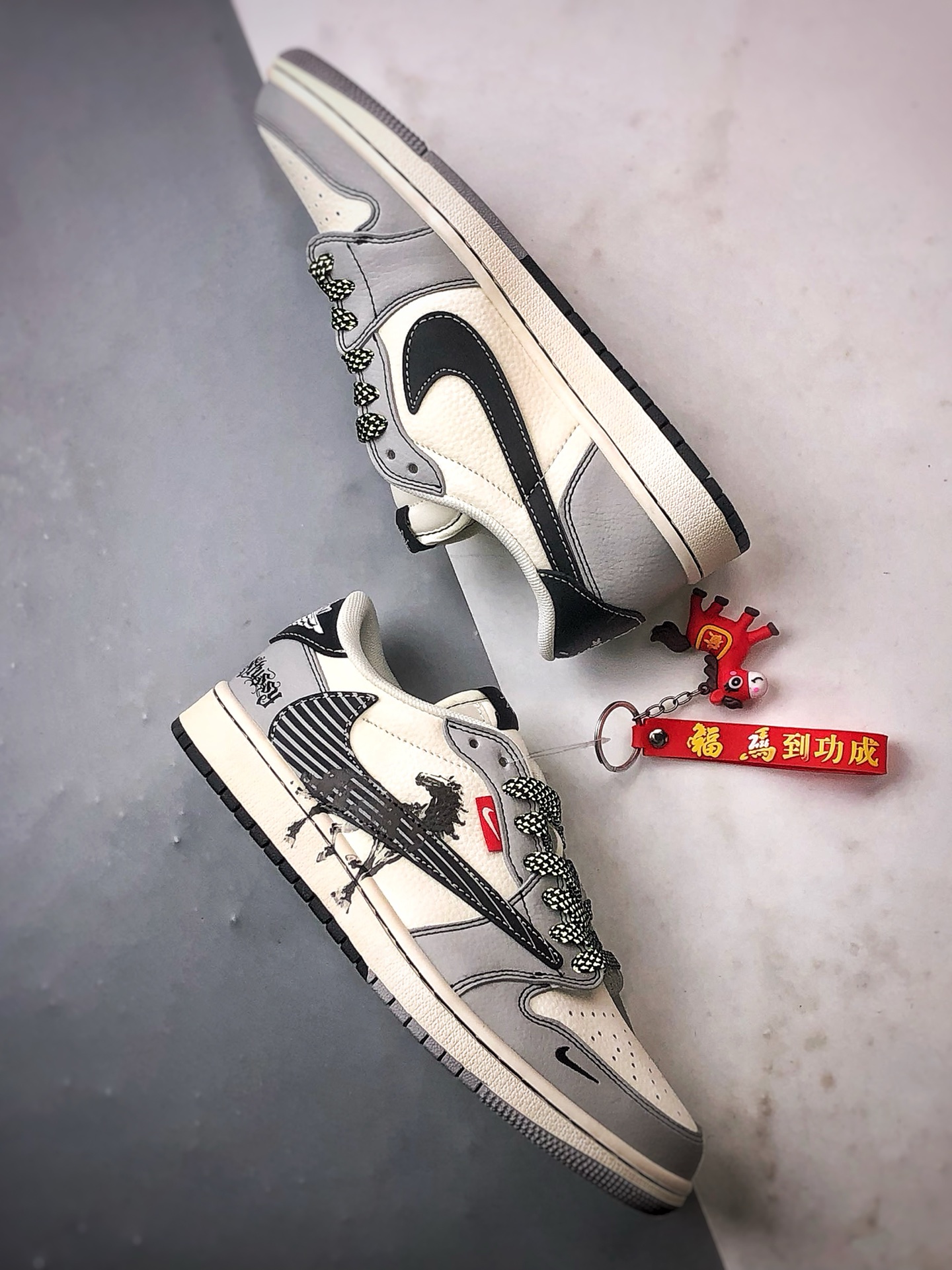 290 Air Jordan 1 Low ”高端定制” 斯图西马年涂鸦米灰黑倒钩 JJ3508-550-Chinese UA Cheap High Quatity Brand Clothes Bags handbags Sneakers wholesale wholesaler seller from China Factory suppliers Fashion Clothing Shoes best Quality Beautiful Price 290 Air Jordan 1 Low ”高端定制” 斯图西马年涂鸦米灰黑倒钩 JJ3508-550