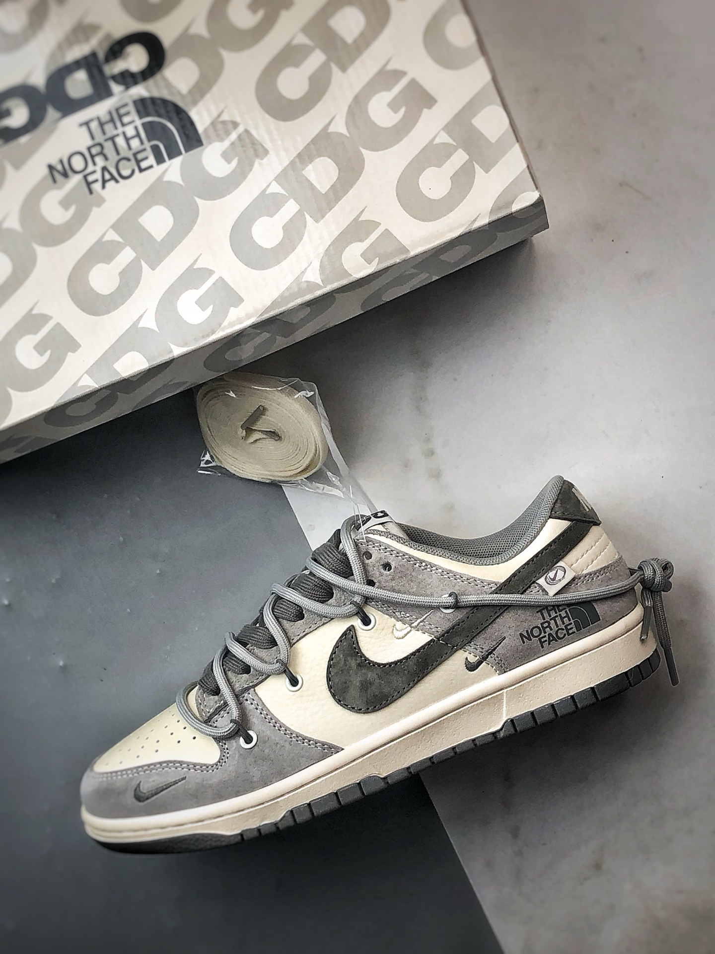 310 NK Dunk Low Retro ”DIY高端定制” 北面米白灰解构绑带 低帮休闲运动板鞋 JP2046-102-Chinese UA Cheap High Quatity Brand Clothes Bags handbags Sneakers wholesale wholesaler seller from China Factory suppliers Fashion Clothing Shoes best Quality Beautiful Price 310 NK Dunk Low Retro ”DIY高端定制” 北面米白灰解构绑带 低帮休闲运动板鞋 JP2046-102