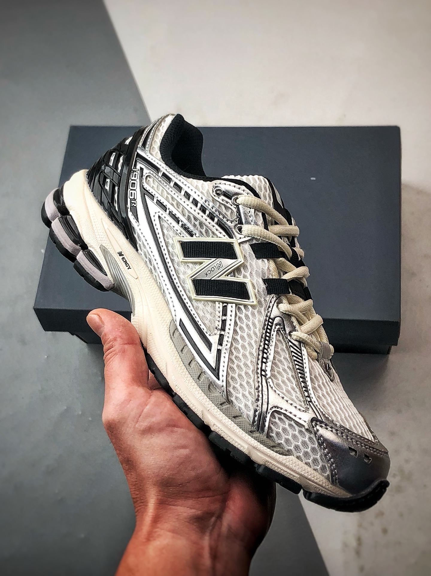 200 New Balance 1906 银黑色 复古潮流休闲运动慢跑鞋 M1906RER Size:36-45-Chinese UA Cheap High Quatity Brand Clothes Bags handbags Sneakers wholesale wholesaler seller from China Factory suppliers Fashion Clothing Shoes best Quality Beautiful Price 200 New Balance 1906 银黑色 复古潮流休闲运动慢跑鞋 M1906RER Size:36-45