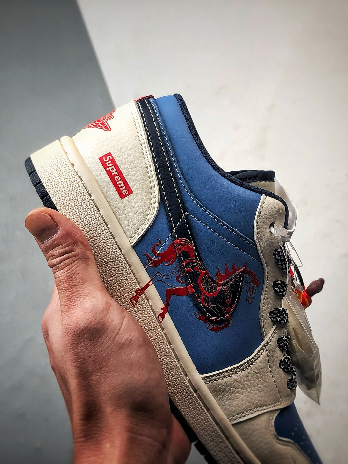 290 Air Jordan 1 Low ”高端定制” Sup马年涂鸦米白蓝 XX2610-010-Chinese UA Cheap High Quatity Brand Clothes Bags handbags Sneakers wholesale wholesaler seller from China Factory suppliers Fashion Clothing Shoes best Quality Beautiful Price 290 Air Jordan 1 Low ”高端定制” Sup马年涂鸦米白蓝 XX2610-010