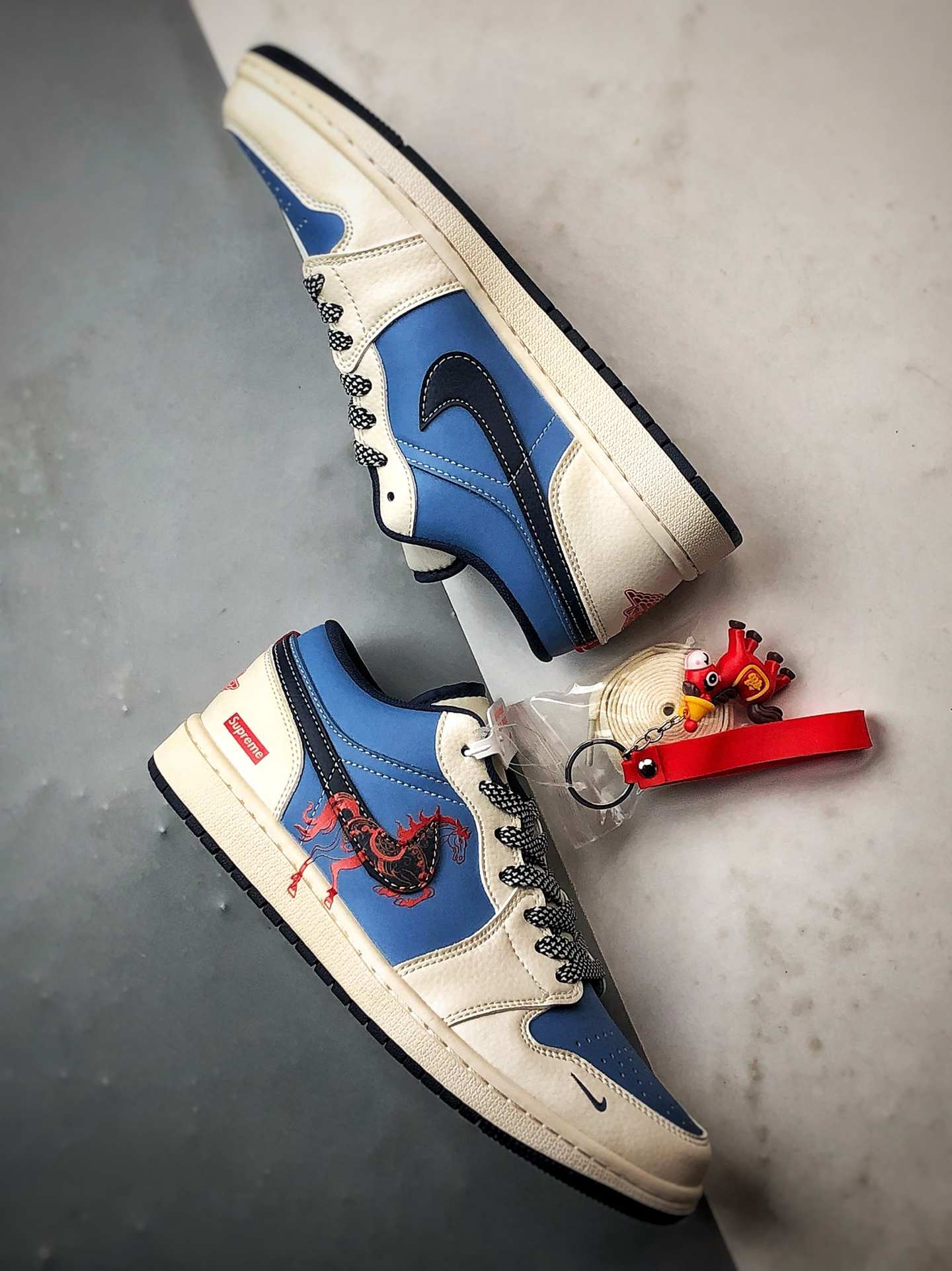 290 Air Jordan 1 Low ”高端定制” Sup马年涂鸦米白蓝 XX2610-010-Chinese UA Cheap High Quatity Brand Clothes Bags handbags Sneakers wholesale wholesaler seller from China Factory suppliers Fashion Clothing Shoes best Quality Beautiful Price 290 Air Jordan 1 Low ”高端定制” Sup马年涂鸦米白蓝 XX2610-010