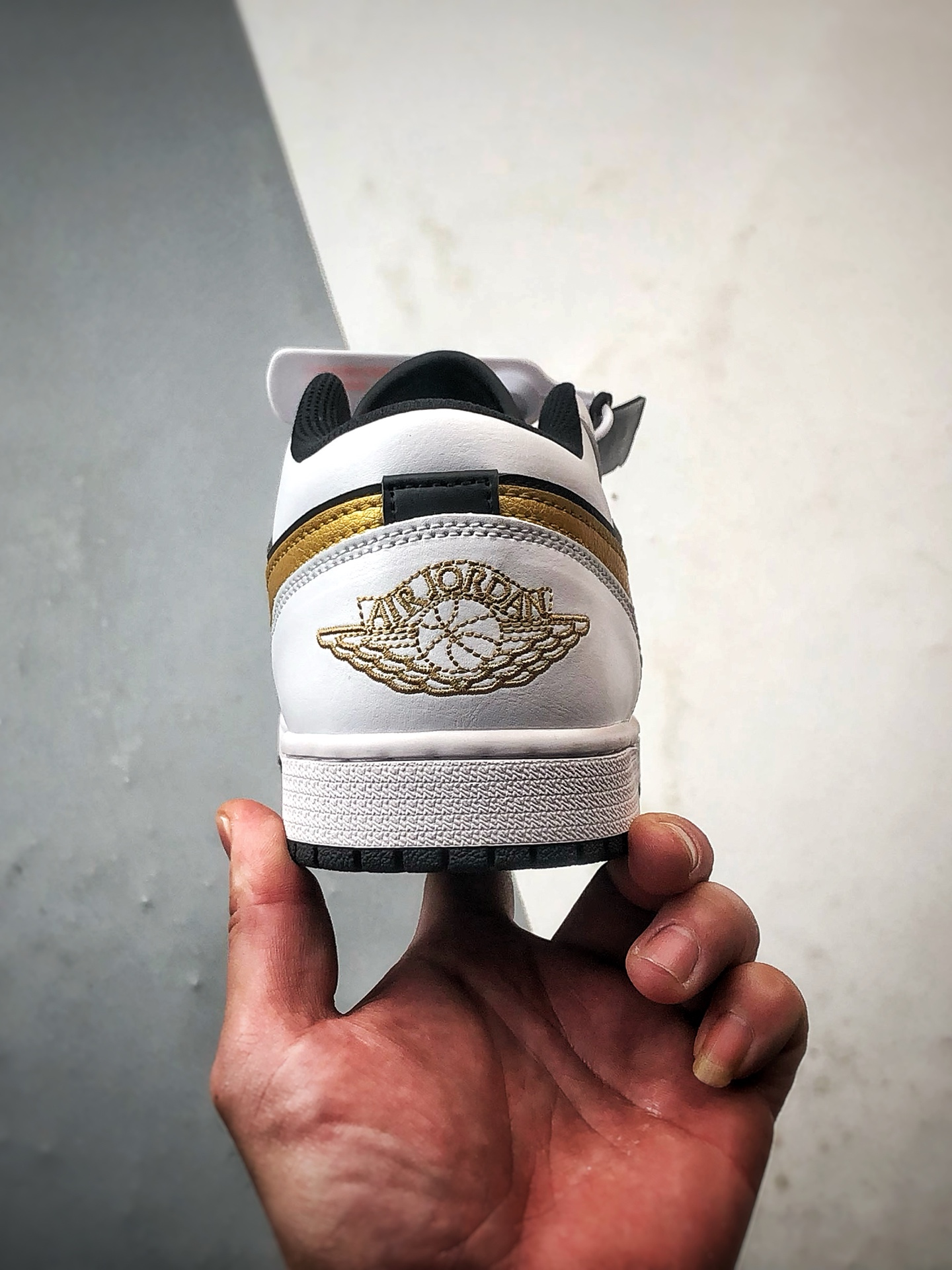 220 Air Jordan 1 Low 白黑金 553558-172-Chinese UA Cheap High Quatity Brand Clothes Bags handbags Sneakers wholesale wholesaler seller from China Factory suppliers Fashion Clothing Shoes best Quality Beautiful Price 220 Air Jordan 1 Low 白黑金 553558-172