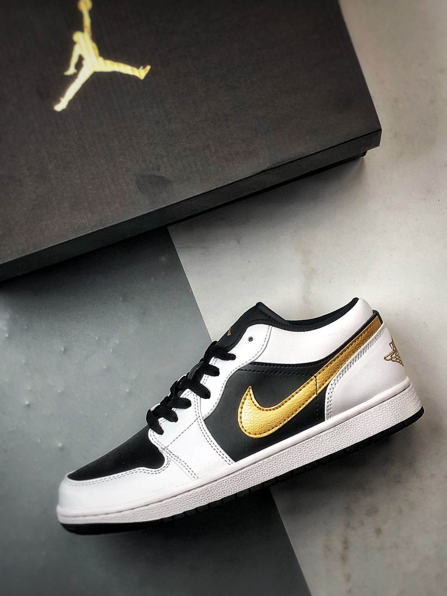 220 Air Jordan 1 Low 白黑金 553558-172-Chinese UA Cheap High Quatity Brand Clothes Bags handbags Sneakers wholesale wholesaler seller from China Factory suppliers Fashion Clothing Shoes best Quality Beautiful Price 220 Air Jordan 1 Low 白黑金 553558-172