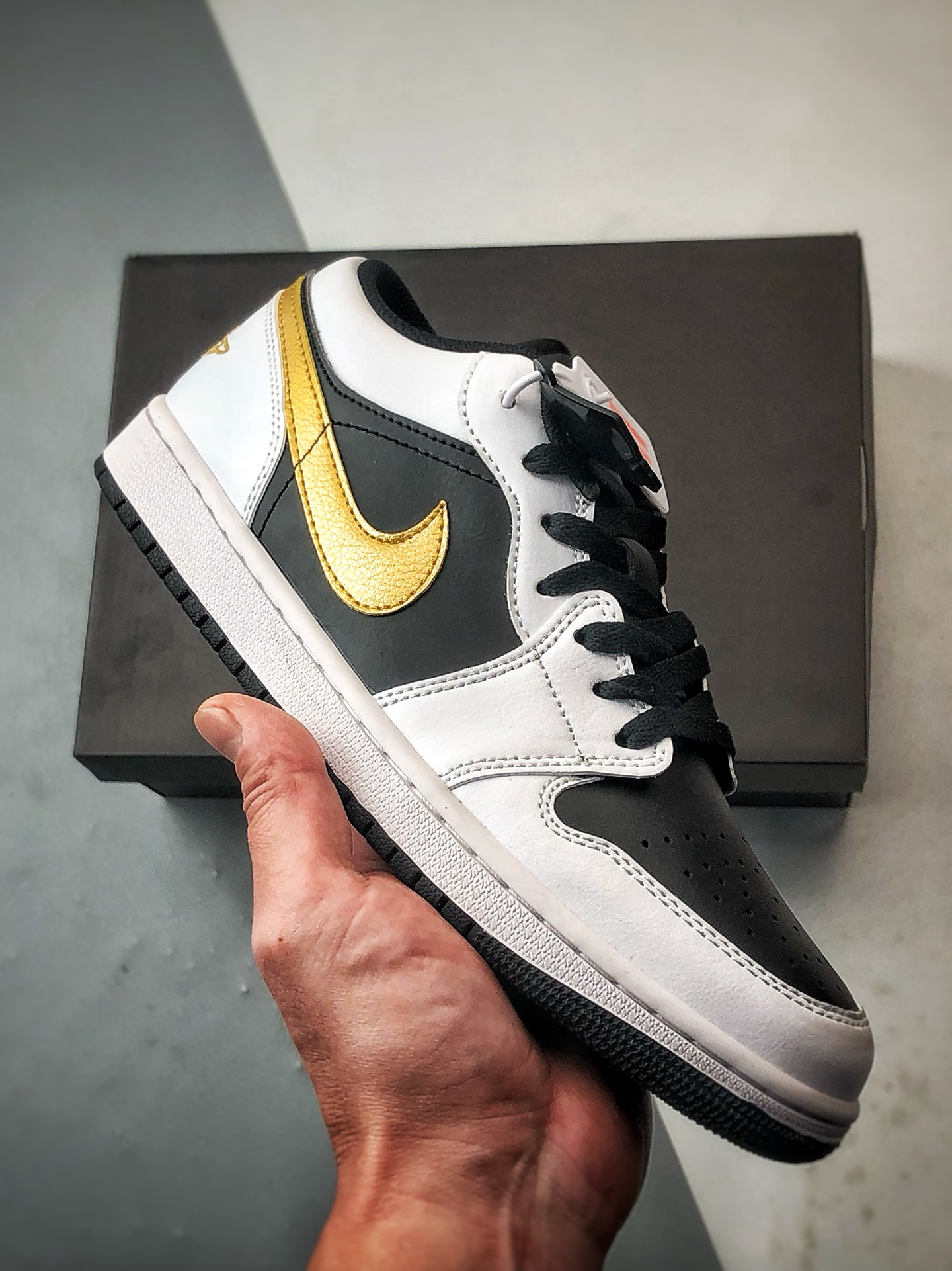 220 Air Jordan 1 Low 白黑金 553558-172-Chinese UA Cheap High Quatity Brand Clothes Bags handbags Sneakers wholesale wholesaler seller from China Factory suppliers Fashion Clothing Shoes best Quality Beautiful Price 220 Air Jordan 1 Low 白黑金 553558-172