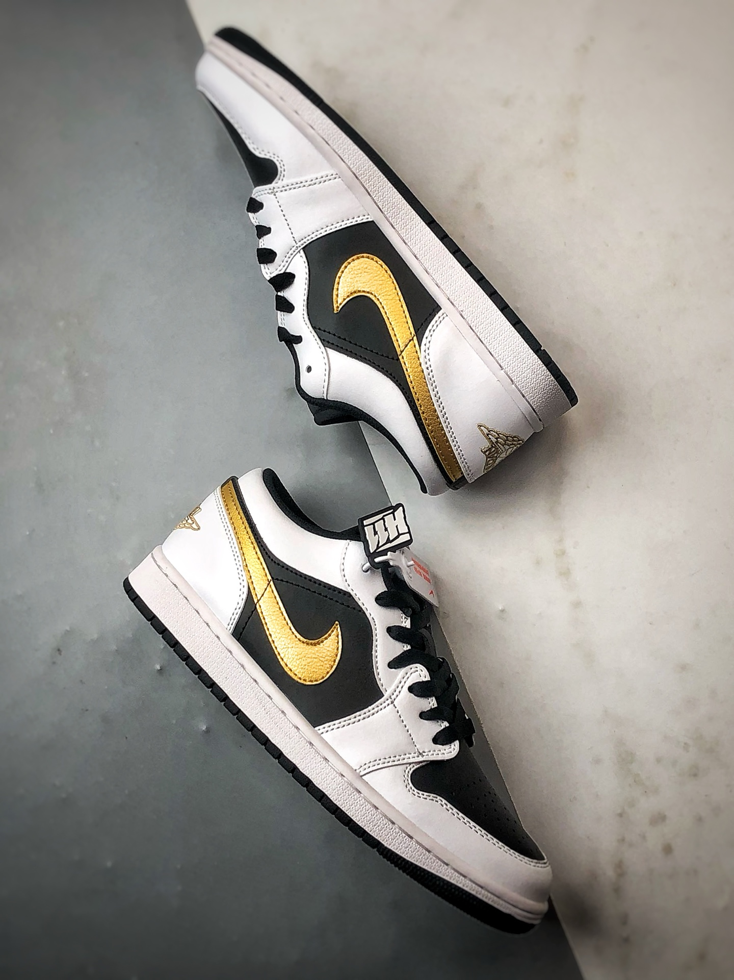 220 Air Jordan 1 Low 白黑金 553558-172-Chinese UA Cheap High Quatity Brand Clothes Bags handbags Sneakers wholesale wholesaler seller from China Factory suppliers Fashion Clothing Shoes best Quality Beautiful Price 220 Air Jordan 1 Low 白黑金 553558-172