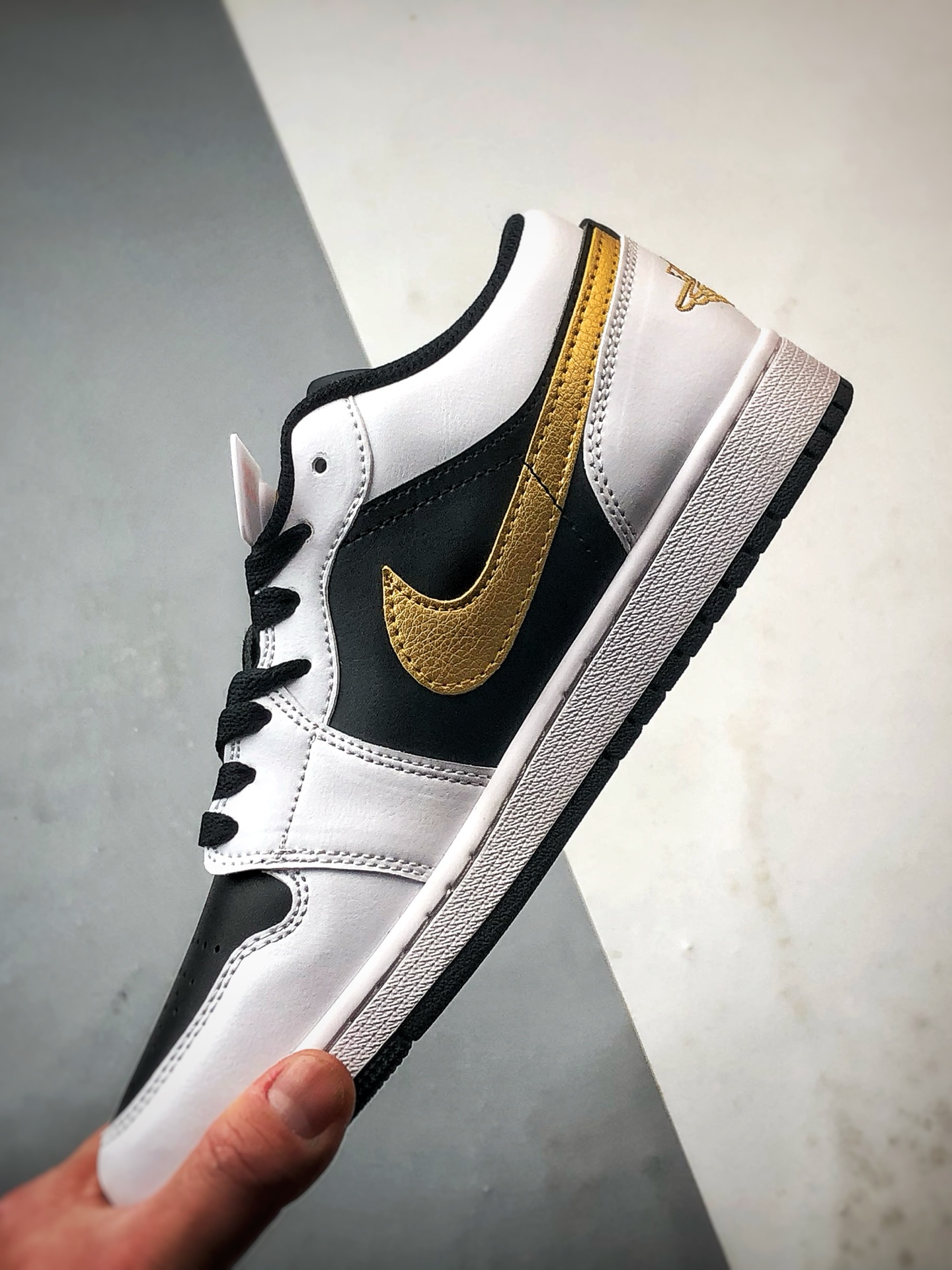 220 Air Jordan 1 Low 白黑金 553558-172-Chinese UA Cheap High Quatity Brand Clothes Bags handbags Sneakers wholesale wholesaler seller from China Factory suppliers Fashion Clothing Shoes best Quality Beautiful Price 220 Air Jordan 1 Low 白黑金 553558-172