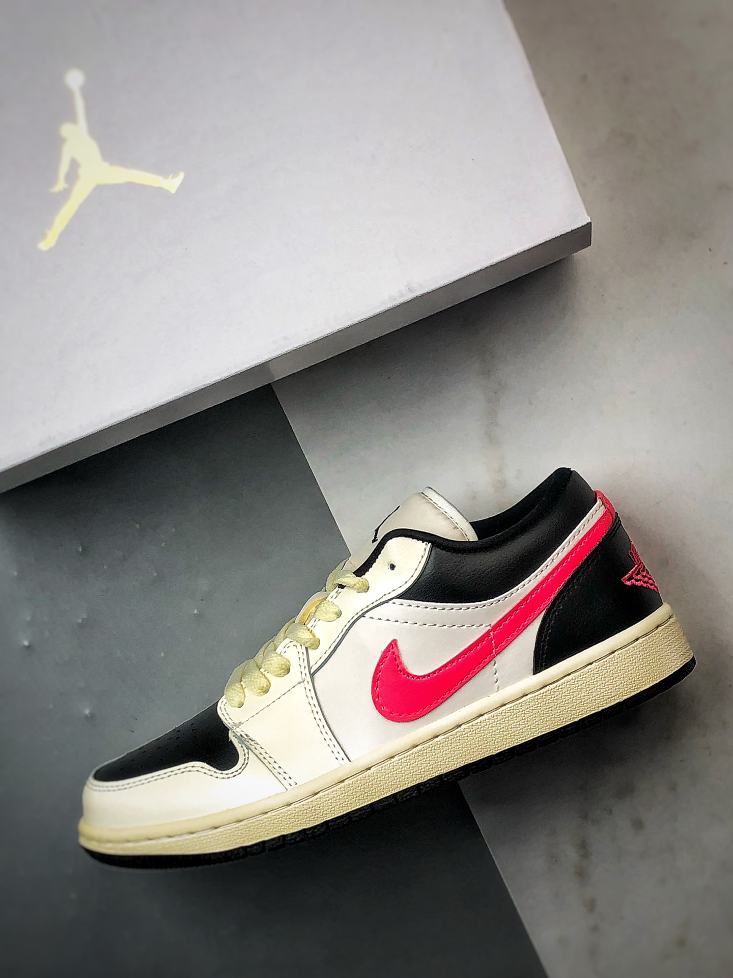 220 Air Jordan 1 Low 象牙白粉 DC0774-107-Chinese UA Cheap High Quatity Brand Clothes Bags handbags Sneakers wholesale wholesaler seller from China Factory suppliers Fashion Clothing Shoes best Quality Beautiful Price 220 Air Jordan 1 Low 象牙白粉 DC0774-107