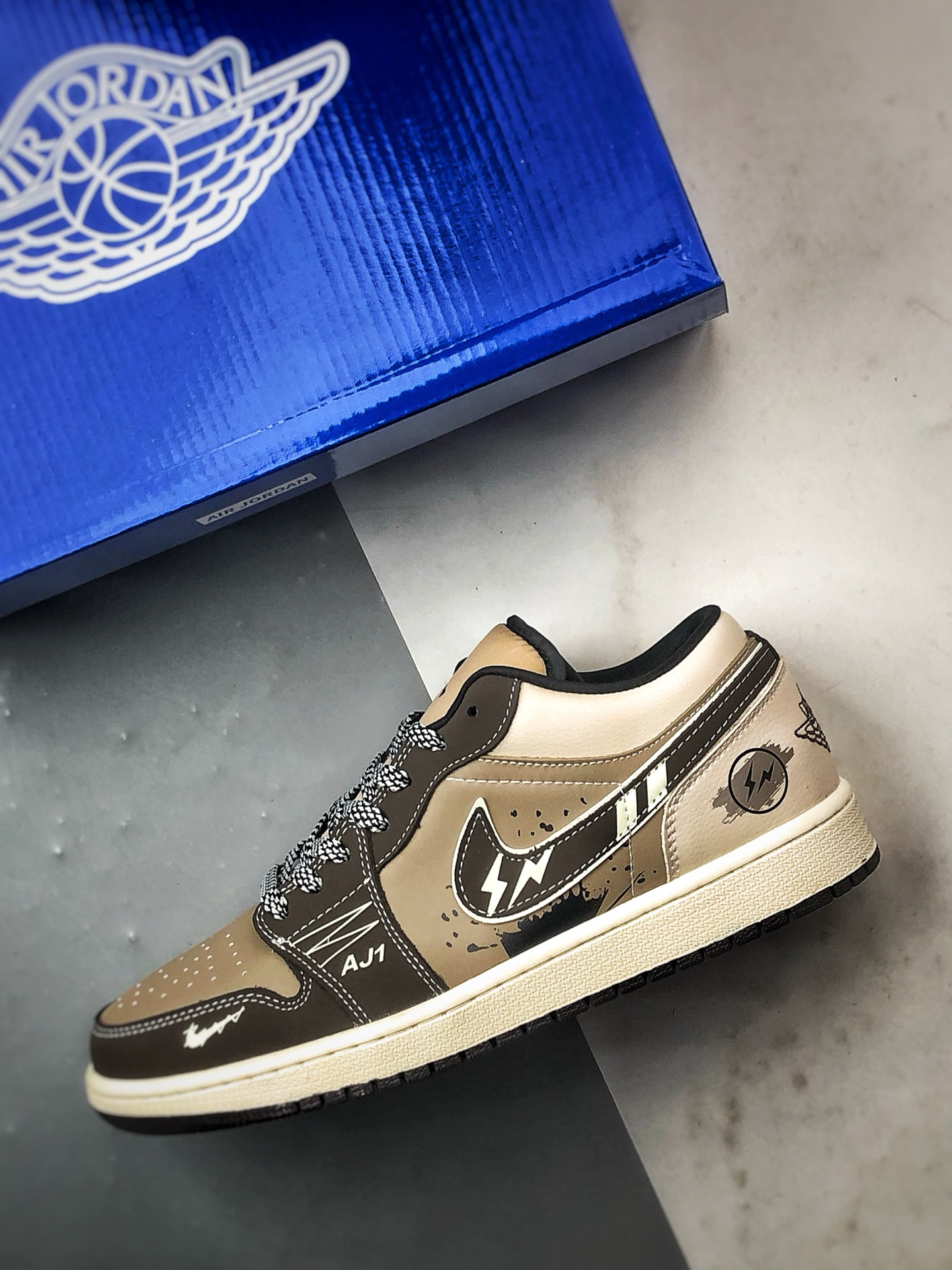 290 Air Jordan 1 Low ”高端定制” 闪电灰棕黑 LR8888-018-Chinese UA Cheap High Quatity Brand Clothes Bags handbags Sneakers wholesale wholesaler seller from China Factory suppliers Fashion Clothing Shoes best Quality Beautiful Price 290 Air Jordan 1 Low ”高端定制” 闪电灰棕黑 LR8888-018