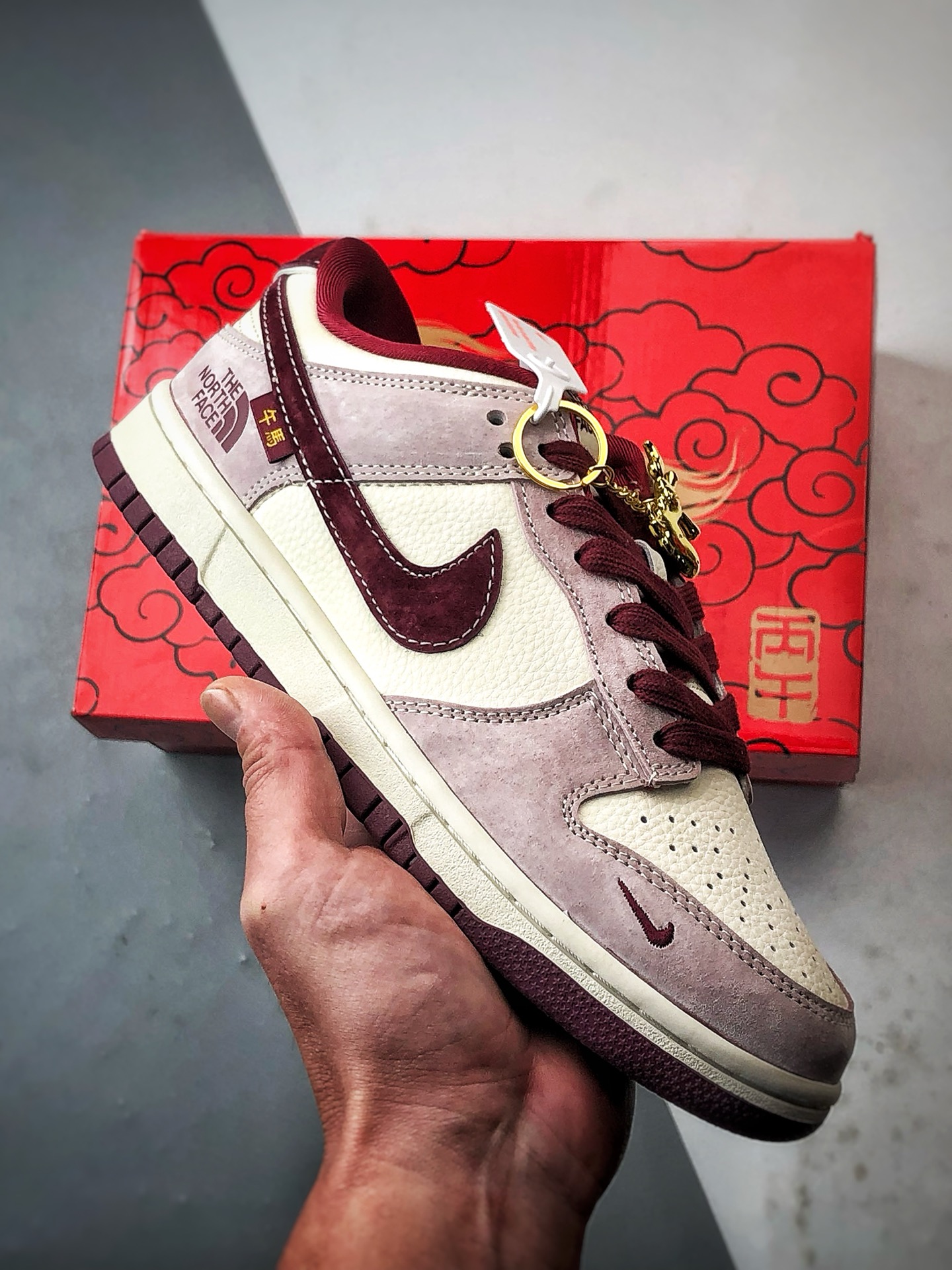 290 NK Dunk Low Retro ”DIY高端定制” 北面马年米白莓红 低帮休闲运动板鞋 DN3168-016-Chinese UA Cheap High Quatity Brand Clothes Bags handbags Sneakers wholesale wholesaler seller from China Factory suppliers Fashion Clothing Shoes best Quality Beautiful Price 290 NK Dunk Low Retro ”DIY高端定制” 北面马年米白莓红 低帮休闲运动板鞋 DN3168-016