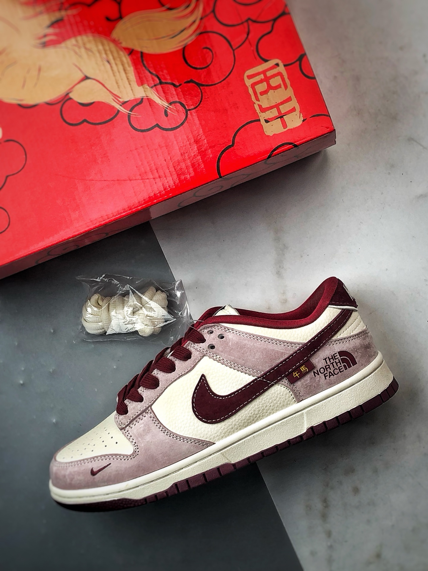 290 NK Dunk Low Retro ”DIY高端定制” 北面马年米白莓红 低帮休闲运动板鞋 DN3168-016-Chinese UA Cheap High Quatity Brand Clothes Bags handbags Sneakers wholesale wholesaler seller from China Factory suppliers Fashion Clothing Shoes best Quality Beautiful Price 290 NK Dunk Low Retro ”DIY高端定制” 北面马年米白莓红 低帮休闲运动板鞋 DN3168-016
