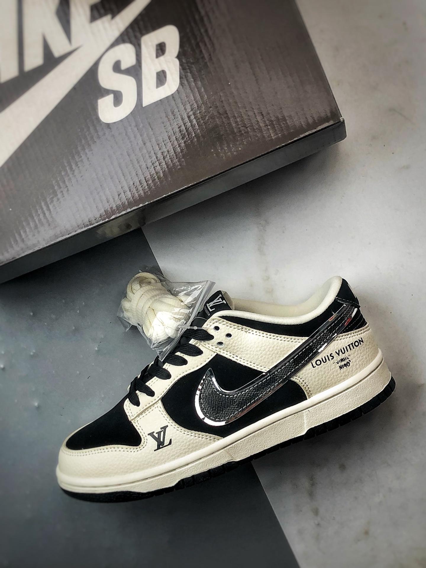 290 NK Dunk Low Retro ”DIY高端定制” LV米白黑 低帮休闲运动板鞋 TX1688-004-Chinese UA Cheap High Quatity Brand Clothes Bags handbags Sneakers wholesale wholesaler seller from China Factory suppliers Fashion Clothing Shoes best Quality Beautiful Price 290 NK Dunk Low Retro ”DIY高端定制” LV米白黑 低帮休闲运动板鞋 TX1688-004
