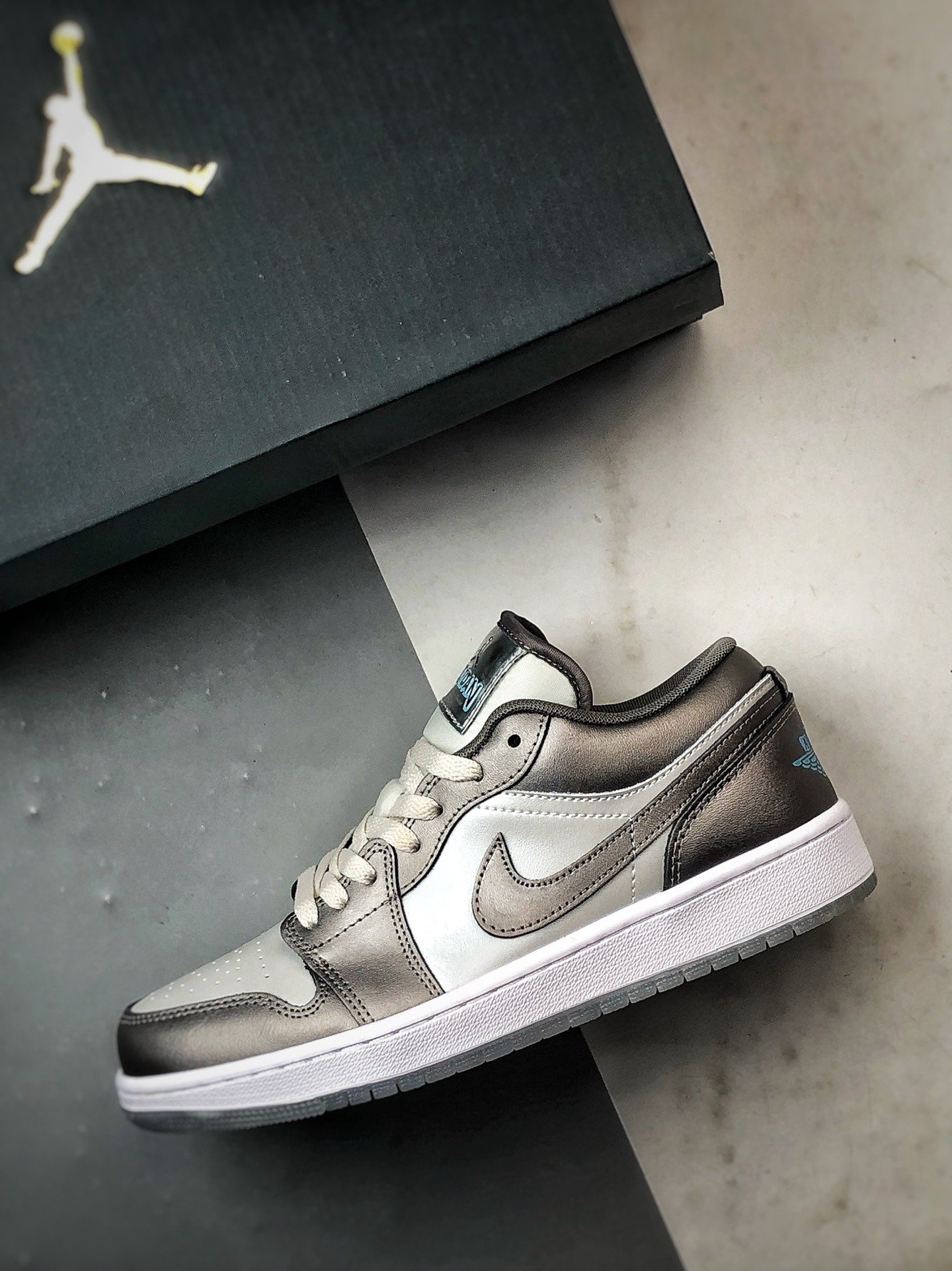 200 Air Jordan 1 Low 银灰 HV4398-014-Chinese UA Cheap High Quatity Brand Clothes Bags handbags Sneakers wholesale wholesaler seller from China Factory suppliers Fashion Clothing Shoes best Quality Beautiful Price 200 Air Jordan 1 Low 银灰 HV4398-014