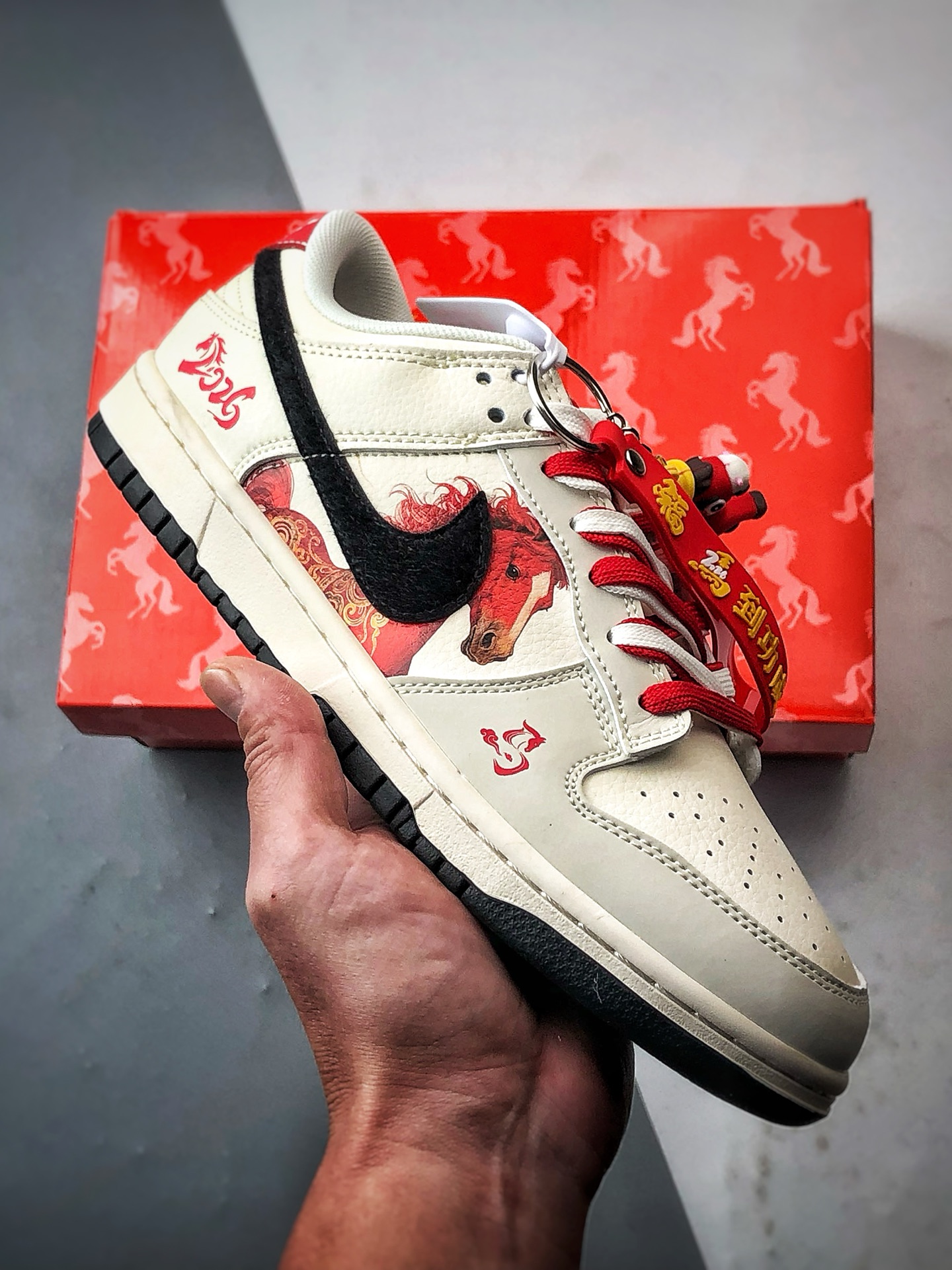 290 NK Dunk Low Retro ”DIY高端定制” 马年米白黑红 低帮休闲运动板鞋 FC1688-257-Chinese UA Cheap High Quatity Brand Clothes Bags handbags Sneakers wholesale wholesaler seller from China Factory suppliers Fashion Clothing Shoes best Quality Beautiful Price 290 NK Dunk Low Retro ”DIY高端定制” 马年米白黑红 低帮休闲运动板鞋 FC1688-257