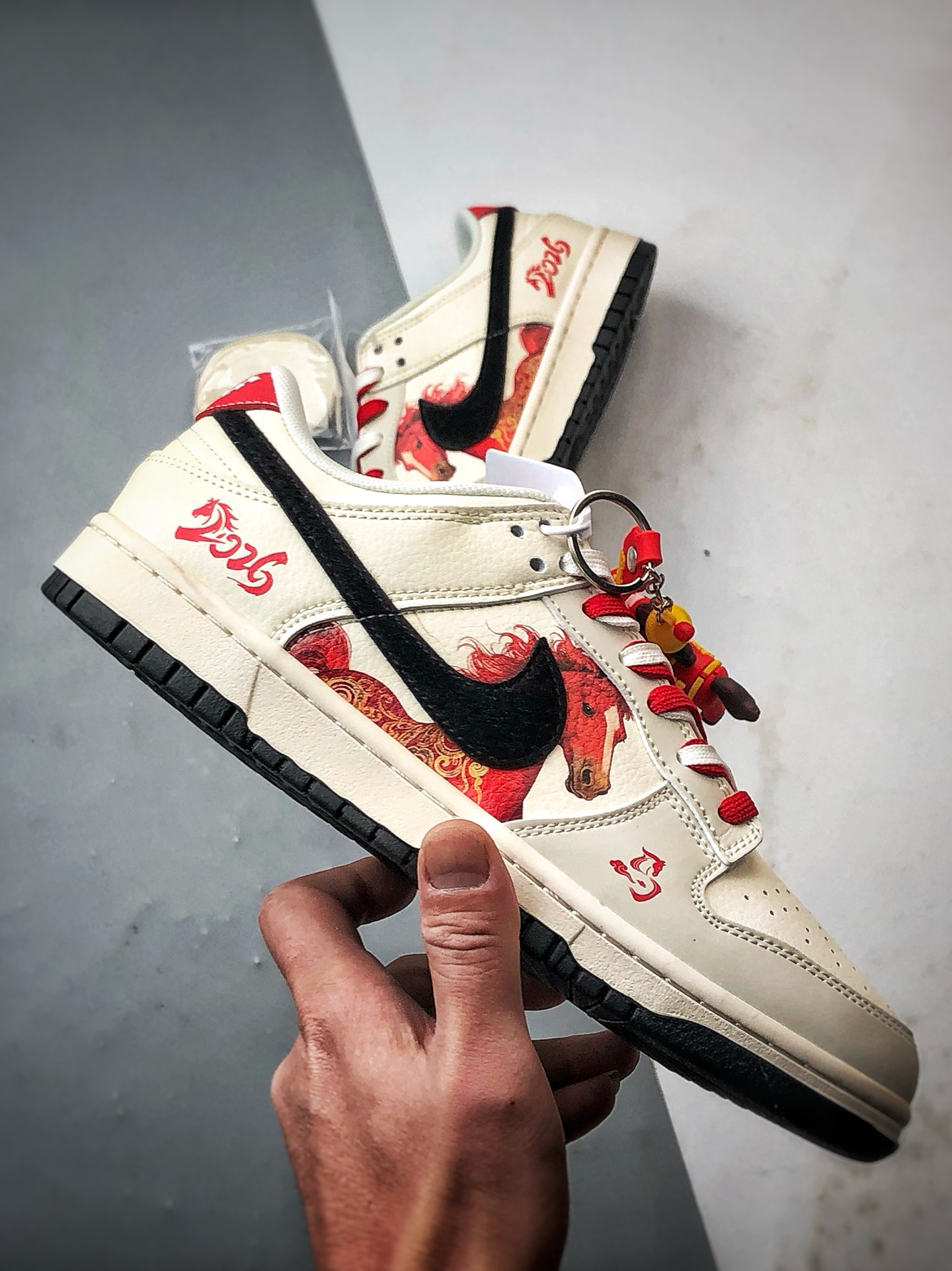 290 NK Dunk Low Retro ”DIY高端定制” 马年米白黑红 低帮休闲运动板鞋 FC1688-257-Chinese UA Cheap High Quatity Brand Clothes Bags handbags Sneakers wholesale wholesaler seller from China Factory suppliers Fashion Clothing Shoes best Quality Beautiful Price 290 NK Dunk Low Retro ”DIY高端定制” 马年米白黑红 低帮休闲运动板鞋 FC1688-257