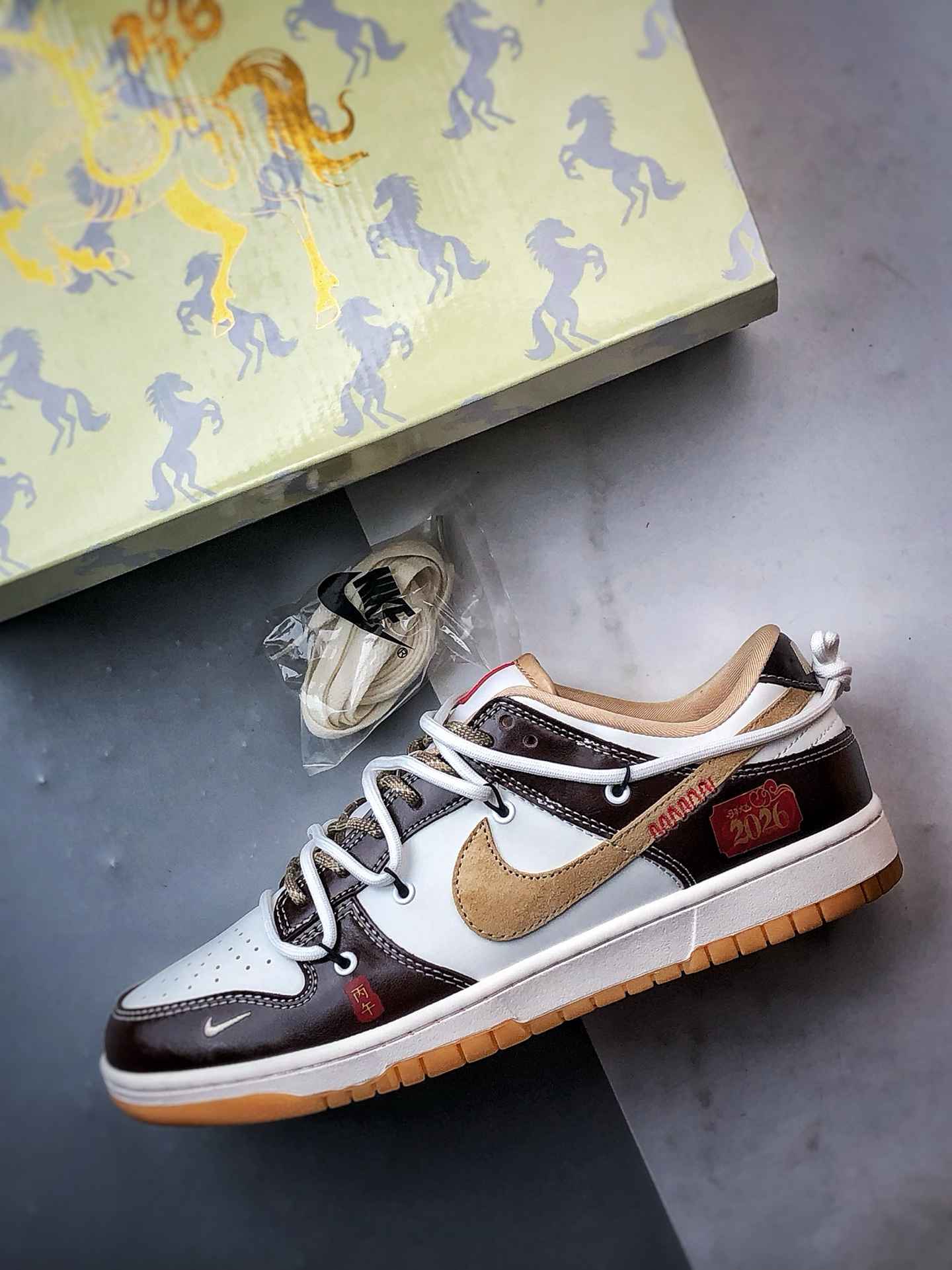 310 NK Dunk Low Retro ”DIY高端定制” 马年白褐黄解构绑带 低帮休闲运动板鞋 YX5066-C90-Chinese UA Cheap High Quatity Brand Clothes Bags handbags Sneakers wholesale wholesaler seller from China Factory suppliers Fashion Clothing Shoes best Quality Beautiful Price 310 NK Dunk Low Retro ”DIY高端定制” 马年白褐黄解构绑带 低帮休闲运动板鞋 YX5066-C90