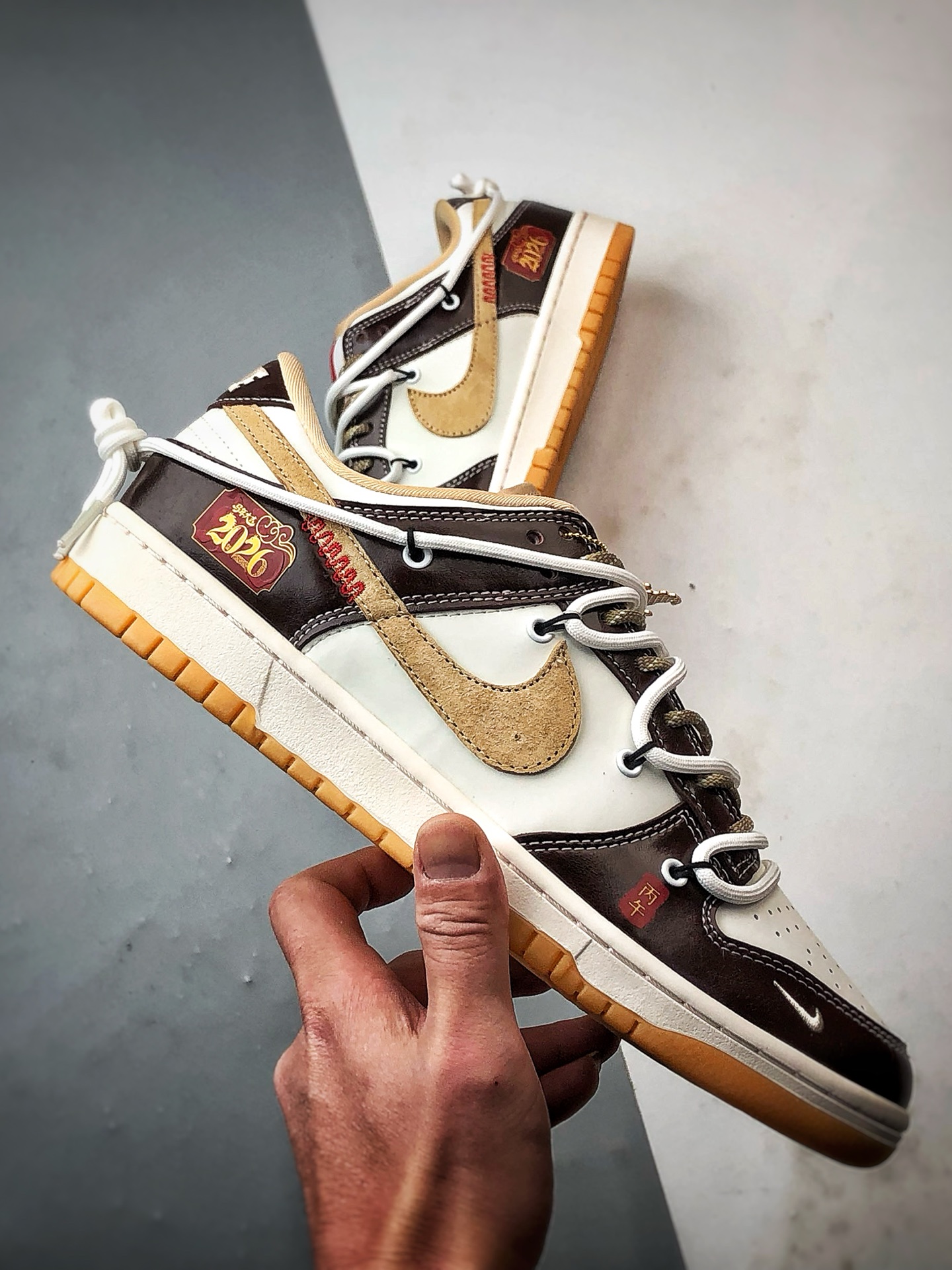 310 NK Dunk Low Retro ”DIY高端定制” 马年白褐黄解构绑带 低帮休闲运动板鞋 YX5066-C90-Chinese UA Cheap High Quatity Brand Clothes Bags handbags Sneakers wholesale wholesaler seller from China Factory suppliers Fashion Clothing Shoes best Quality Beautiful Price 310 NK Dunk Low Retro ”DIY高端定制” 马年白褐黄解构绑带 低帮休闲运动板鞋 YX5066-C90