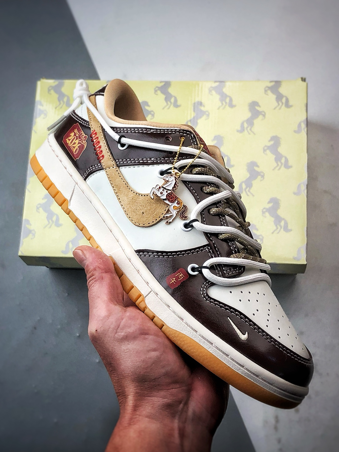 310 NK Dunk Low Retro ”DIY高端定制” 马年白褐黄解构绑带 低帮休闲运动板鞋 YX5066-C90-Chinese UA Cheap High Quatity Brand Clothes Bags handbags Sneakers wholesale wholesaler seller from China Factory suppliers Fashion Clothing Shoes best Quality Beautiful Price 310 NK Dunk Low Retro ”DIY高端定制” 马年白褐黄解构绑带 低帮休闲运动板鞋 YX5066-C90