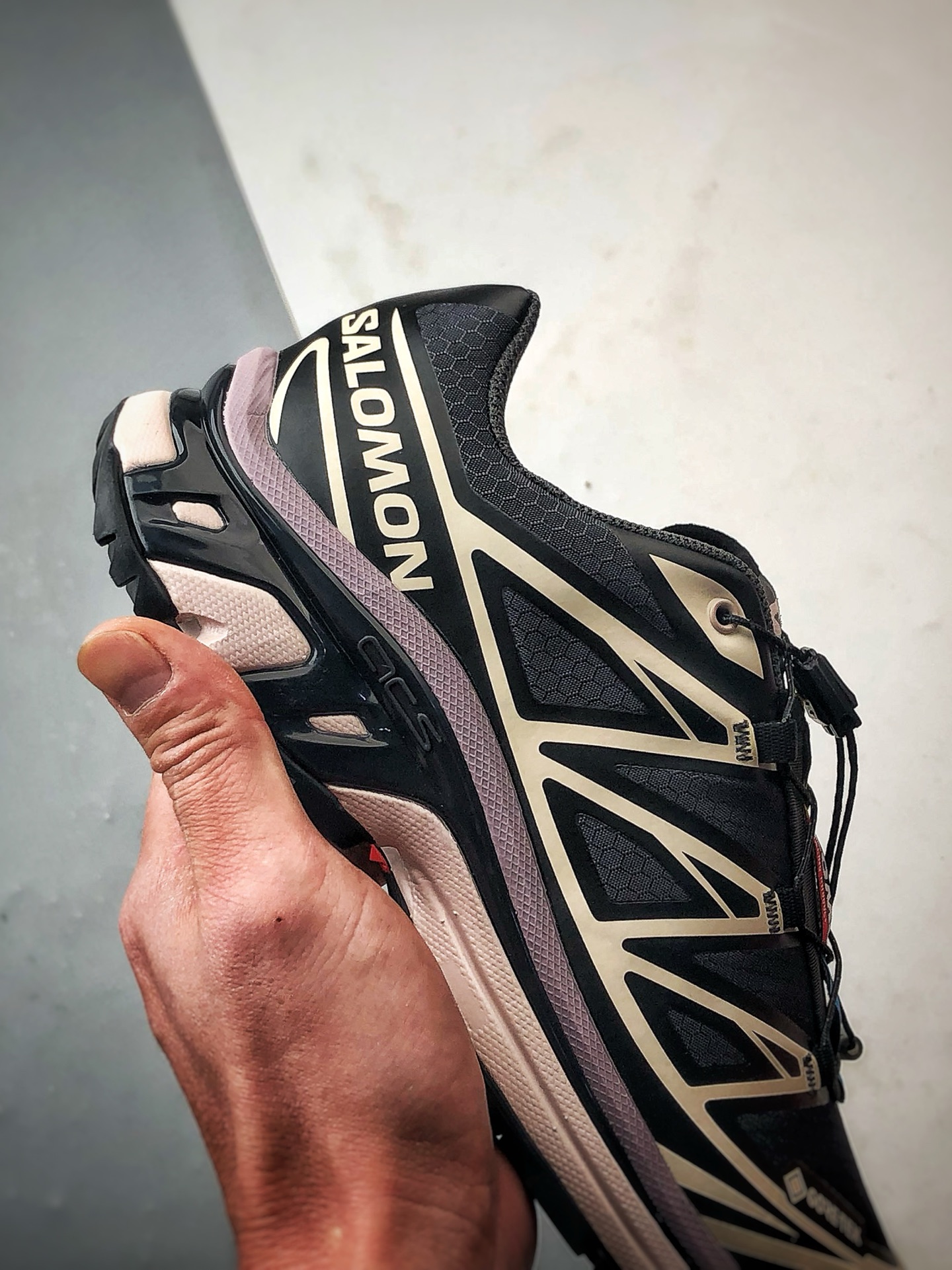 💰370
Salomon XT-6 GTX 黑米色
萨洛蒙机能风户外越野跑鞋 出货实拍
鞋面采用SENSIFIT贴合技术 全方位贴合包裹脚型 鞋跟部鞋底牵引设计 提供强大的抓地性能 更适应野外崎岖不平的道路 其3D ADVANCED CHASSIS底盘 材料轻量大化 钉齿设计更具稳定性、防护性 鞋底易磨损区运用CONTAGRIP高耐磨材料 应对城市硬质路面长距离跑考验
货号：479614
尺码：36 36.5 37 38 38.5 39 40 40.5 41 42 42.5 43 44 44.5 45
