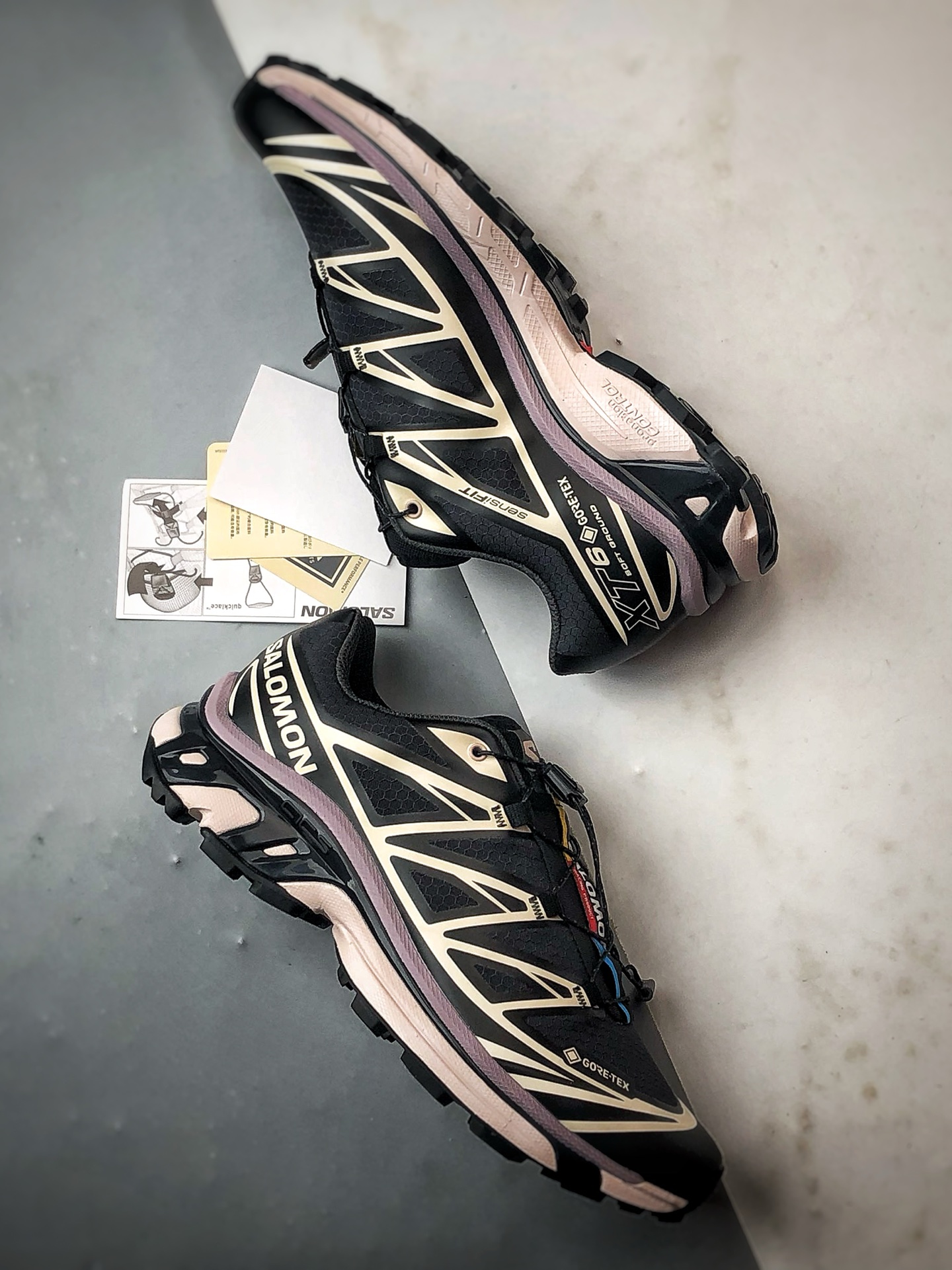 💰370
Salomon XT-6 GTX 黑米色
萨洛蒙机能风户外越野跑鞋 出货实拍
鞋面采用SENSIFIT贴合技术 全方位贴合包裹脚型 鞋跟部鞋底牵引设计 提供强大的抓地性能 更适应野外崎岖不平的道路 其3D ADVANCED CHASSIS底盘 材料轻量大化 钉齿设计更具稳定性、防护性 鞋底易磨损区运用CONTAGRIP高耐磨材料 应对城市硬质路面长距离跑考验
货号：479614
尺码：36 36.5 37 38 38.5 39 40 40.5 41 42 42.5 43 44 44.5 45